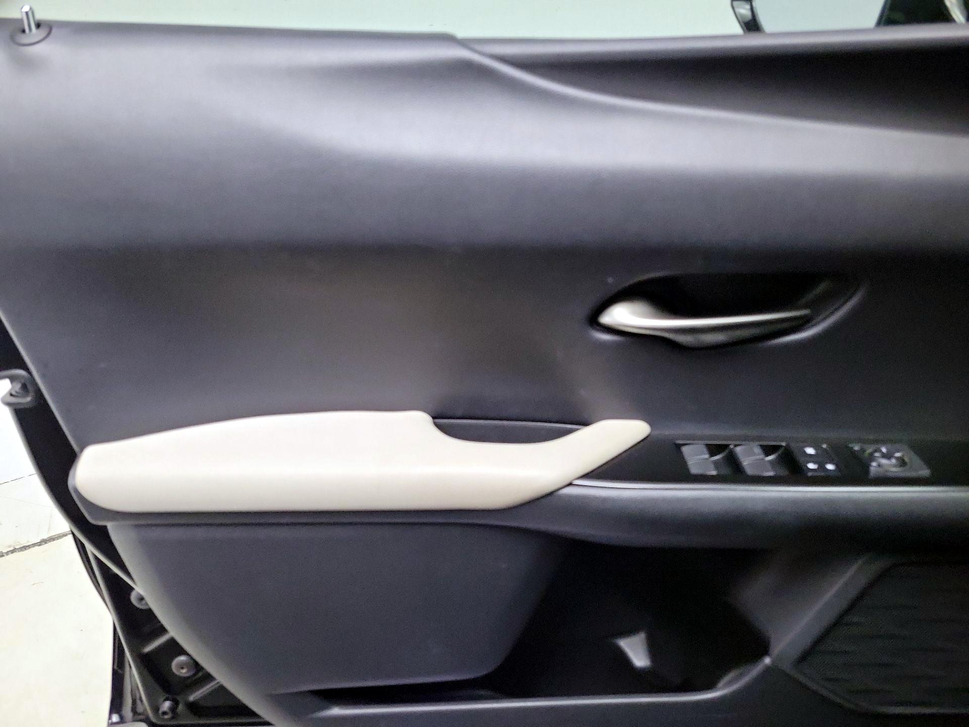 Thumbnail: 2019 Lexus UX - 12