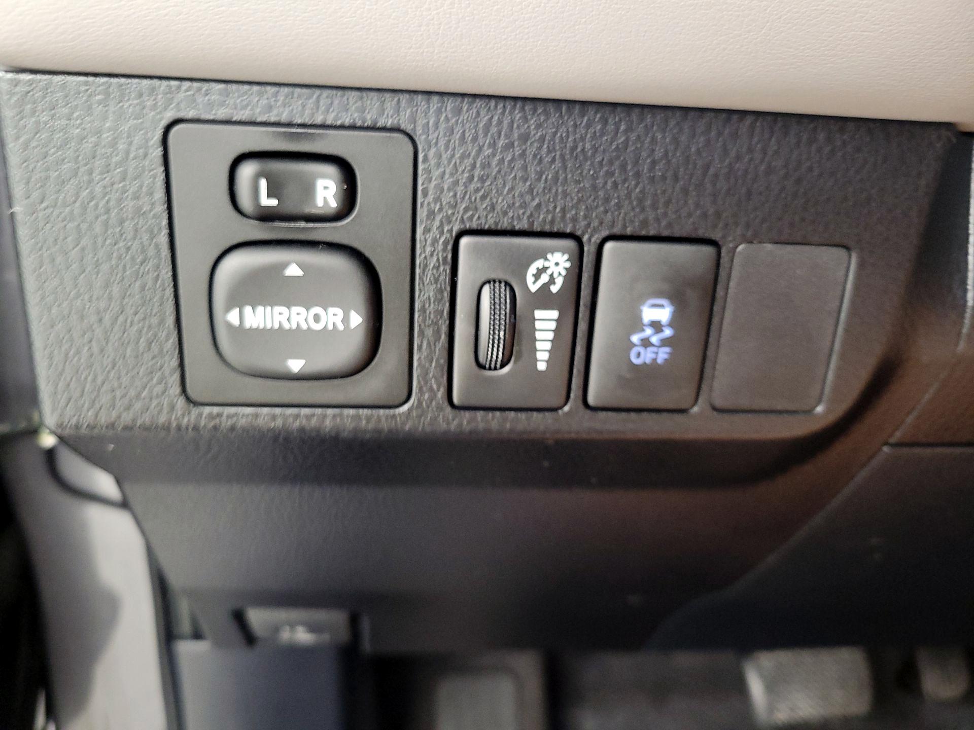 Thumbnail: 2014 Toyota RAV4 - 13
