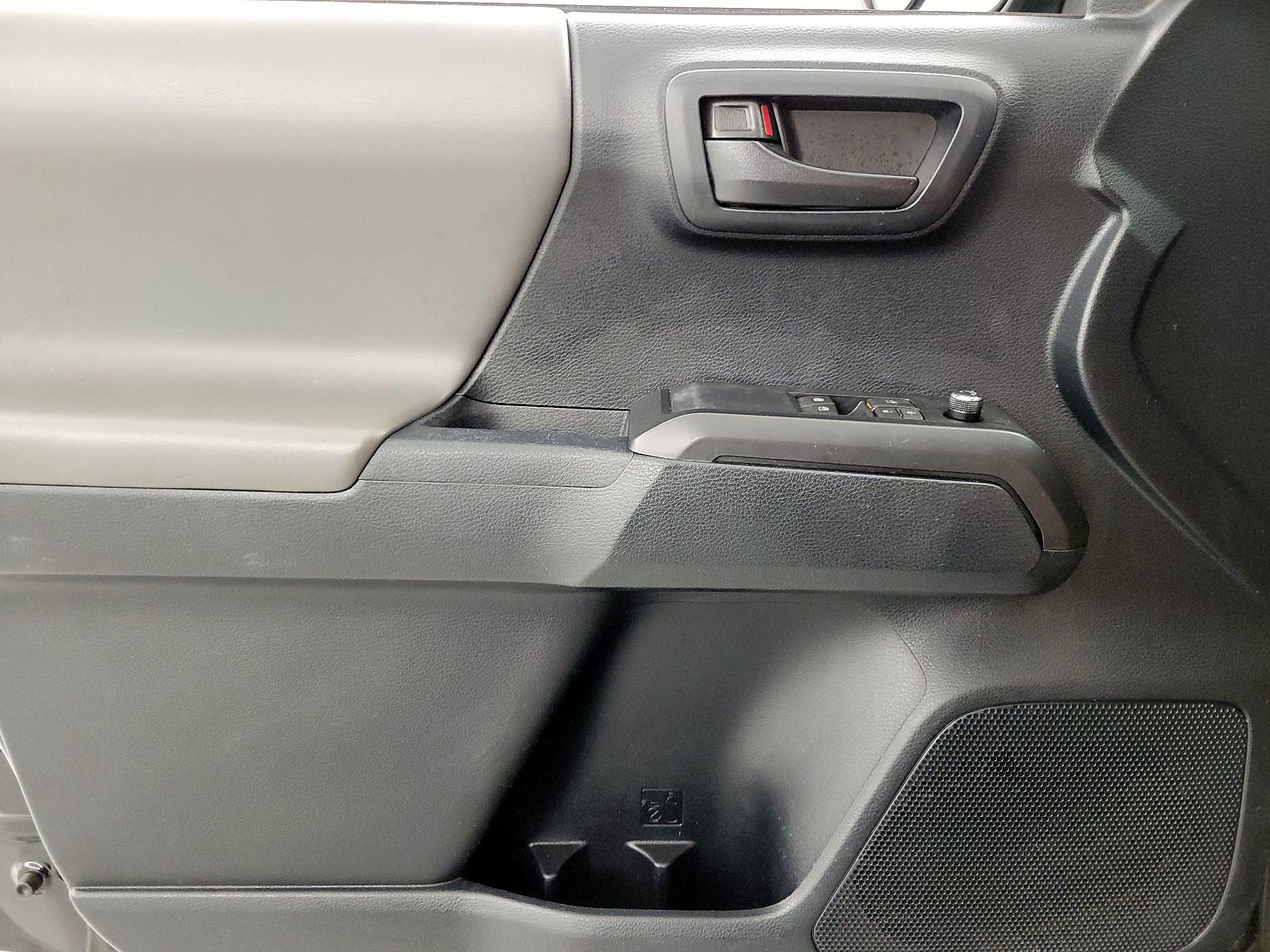 Thumbnail: 2016 Toyota Tacoma - 12