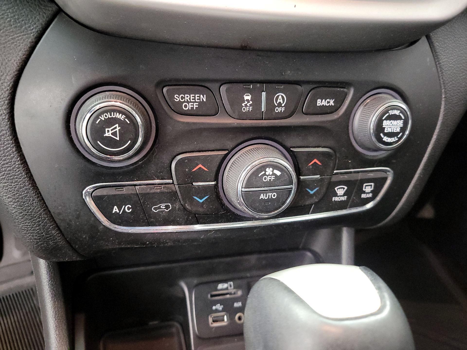 Thumbnail: 2018 Jeep Cherokee - 16