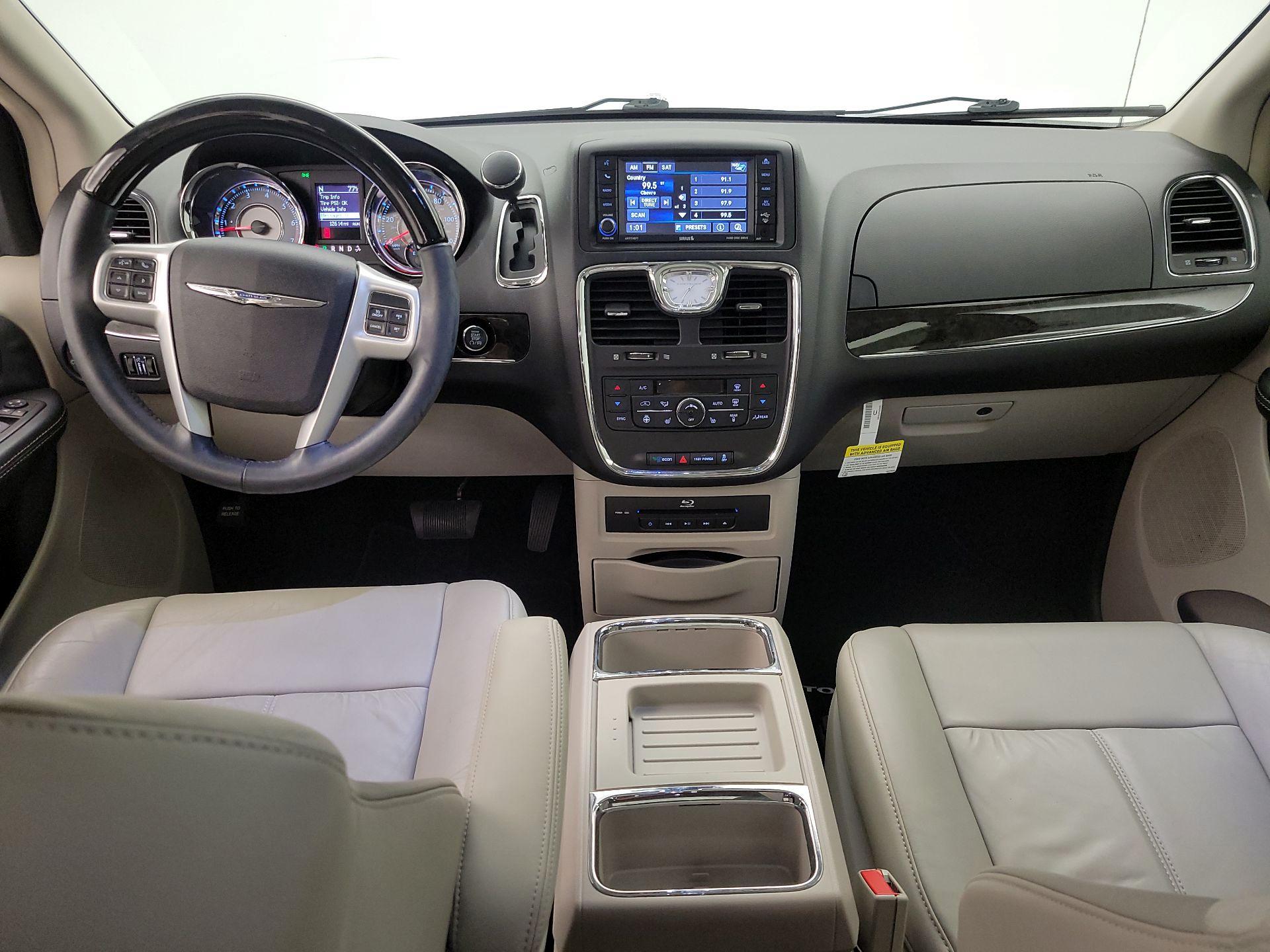 Thumbnail: 2015 Chrysler Town & Country - 9