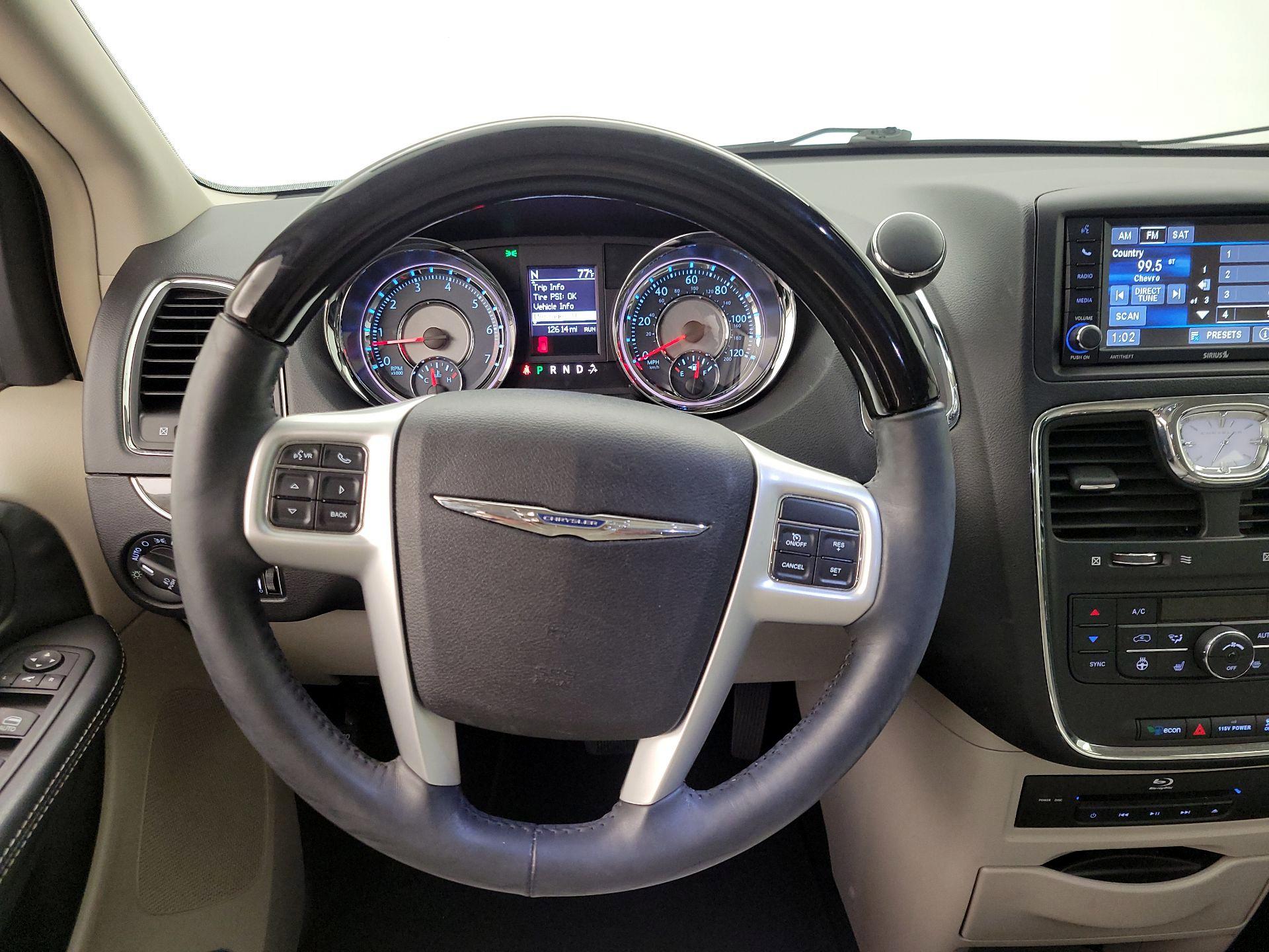 Thumbnail: 2015 Chrysler Town & Country - 10
