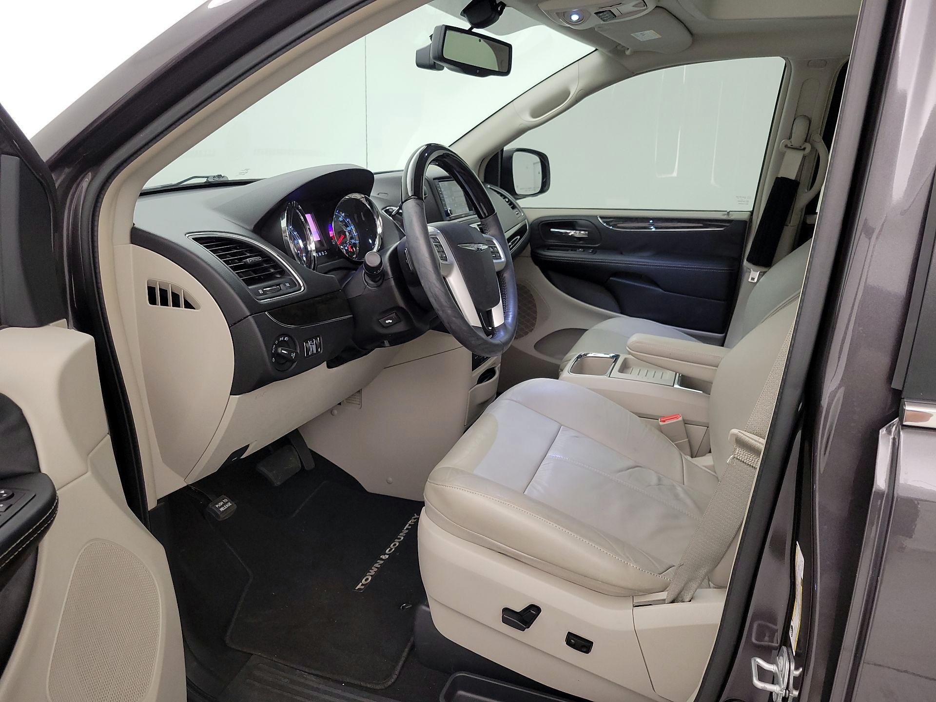 Thumbnail: 2015 Chrysler Town & Country - 11