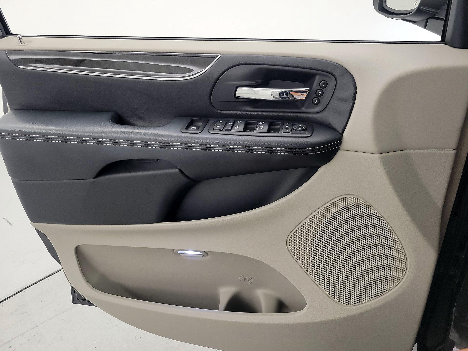 Thumbnail: 2015 Chrysler Town & Country - 12
