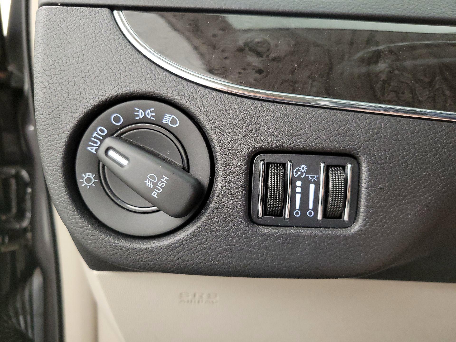 Thumbnail: 2015 Chrysler Town & Country - 13