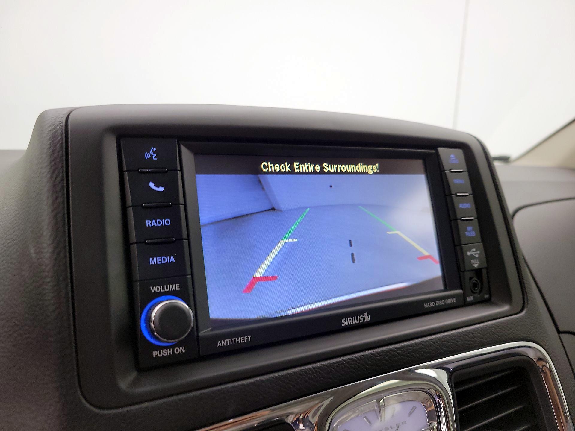 Thumbnail: 2015 Chrysler Town & Country - 14
