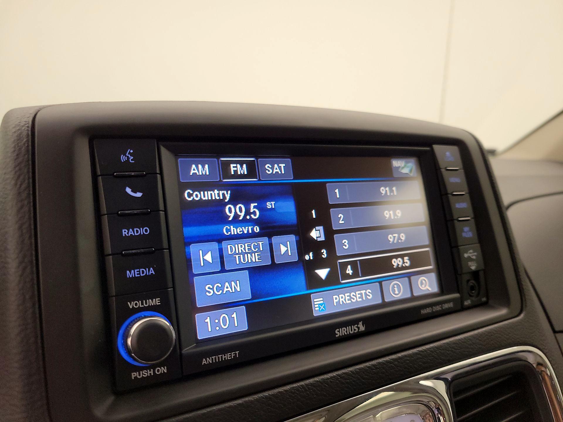 Thumbnail: 2015 Chrysler Town & Country - 15