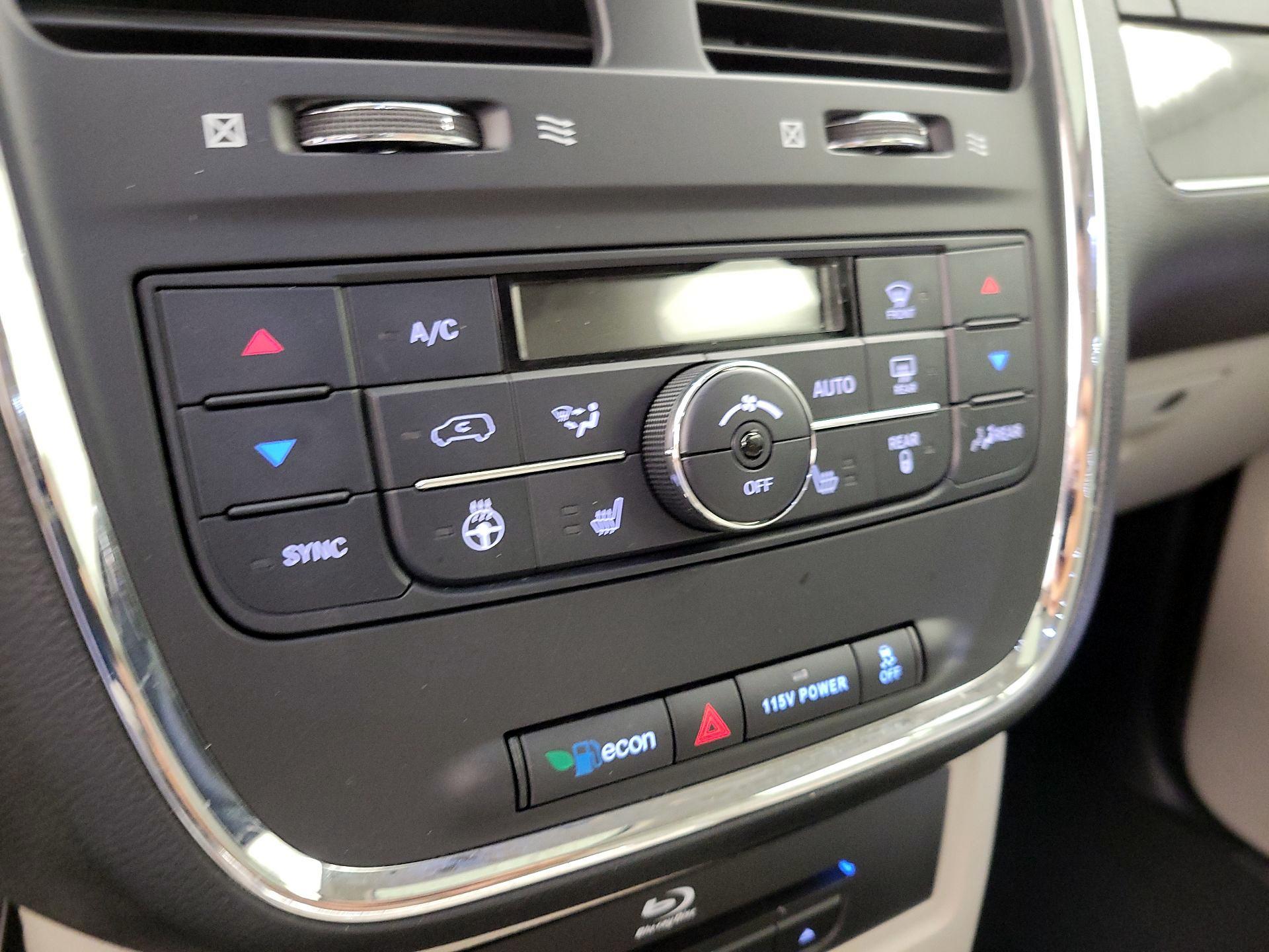 Thumbnail: 2015 Chrysler Town & Country - 16