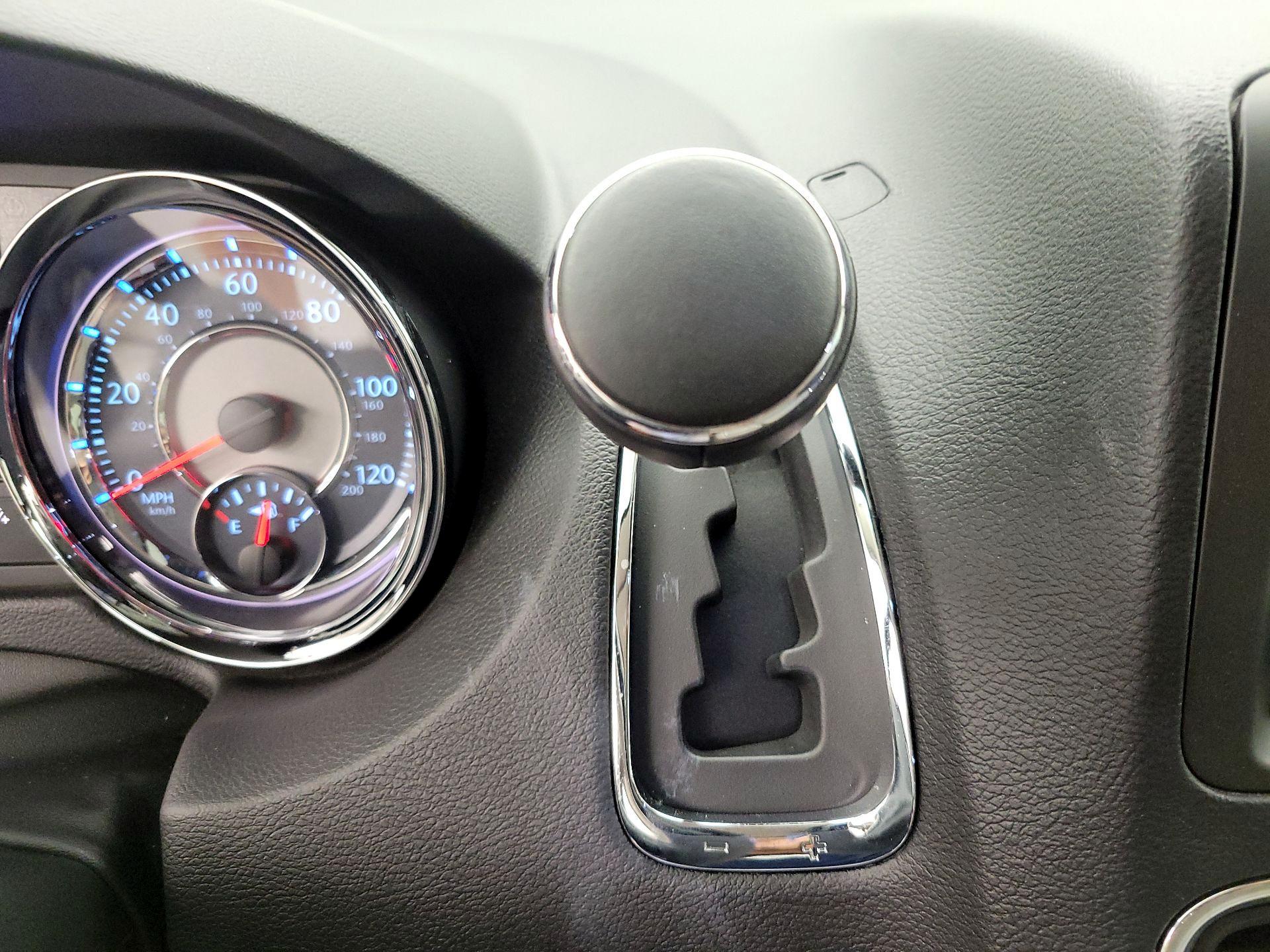 Thumbnail: 2015 Chrysler Town & Country - 17