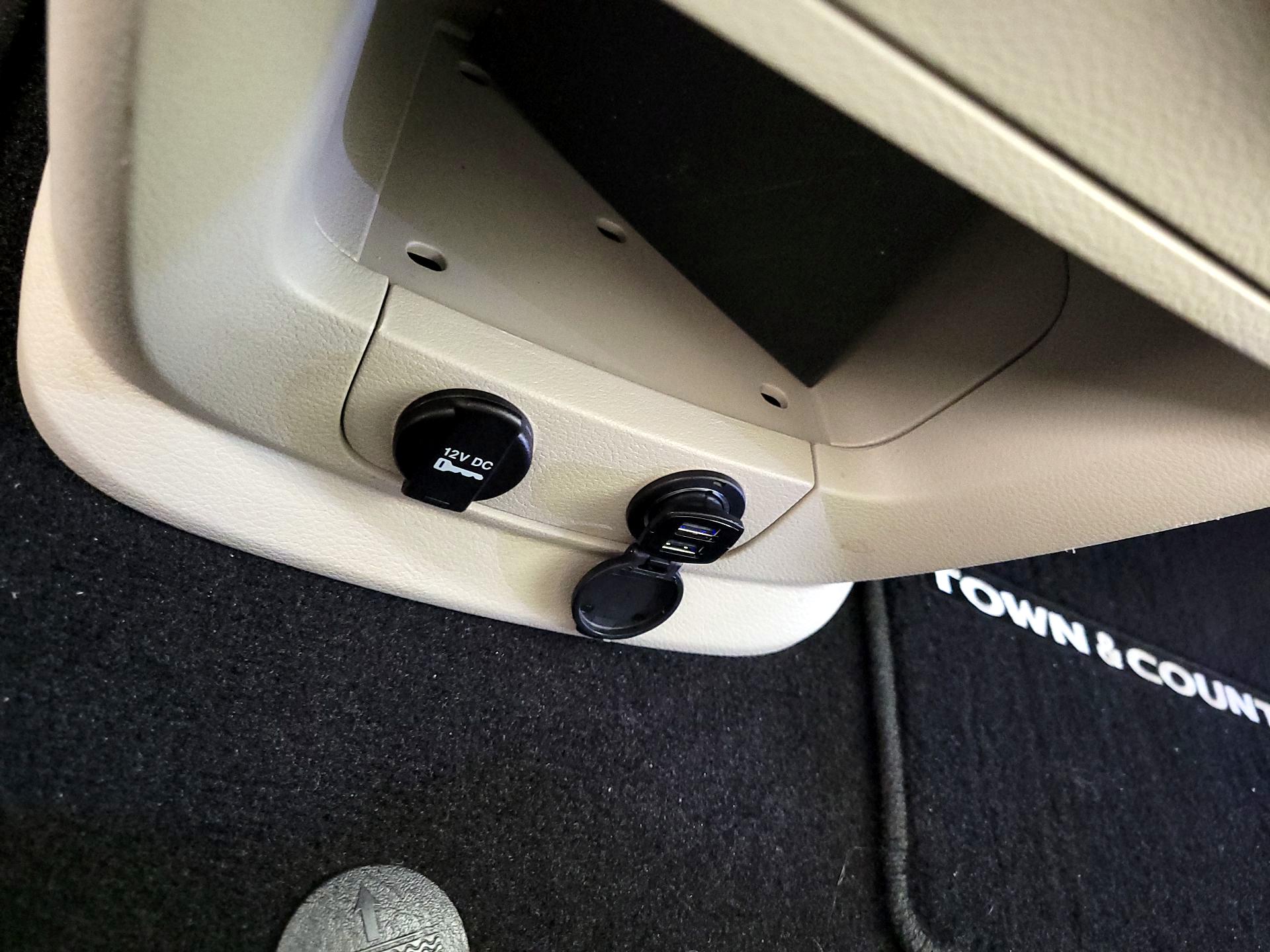 Thumbnail: 2015 Chrysler Town & Country - 18