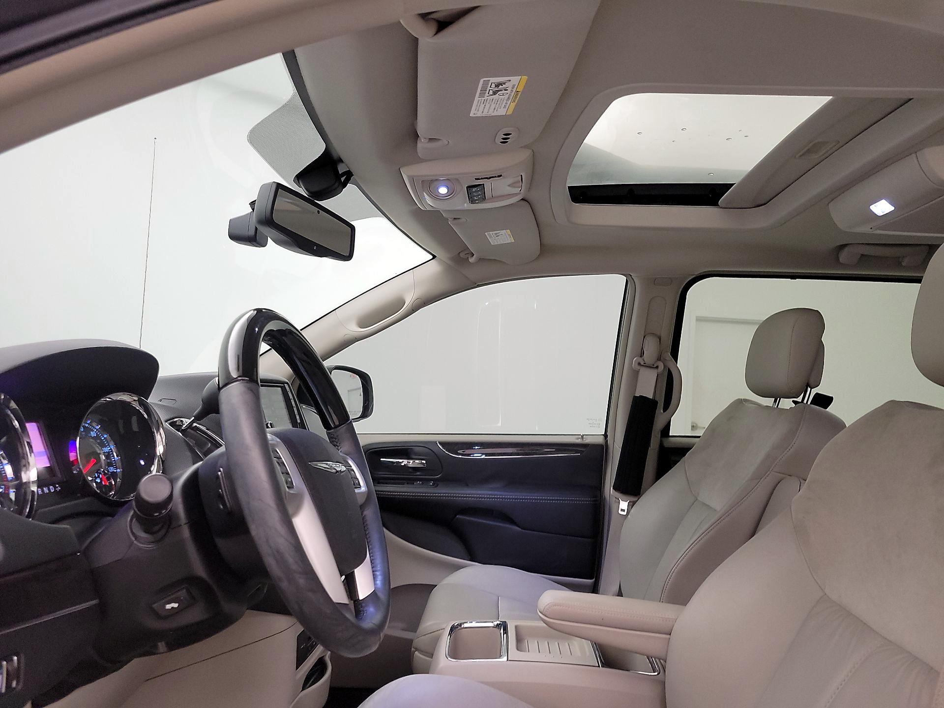 Thumbnail: 2015 Chrysler Town & Country - 19