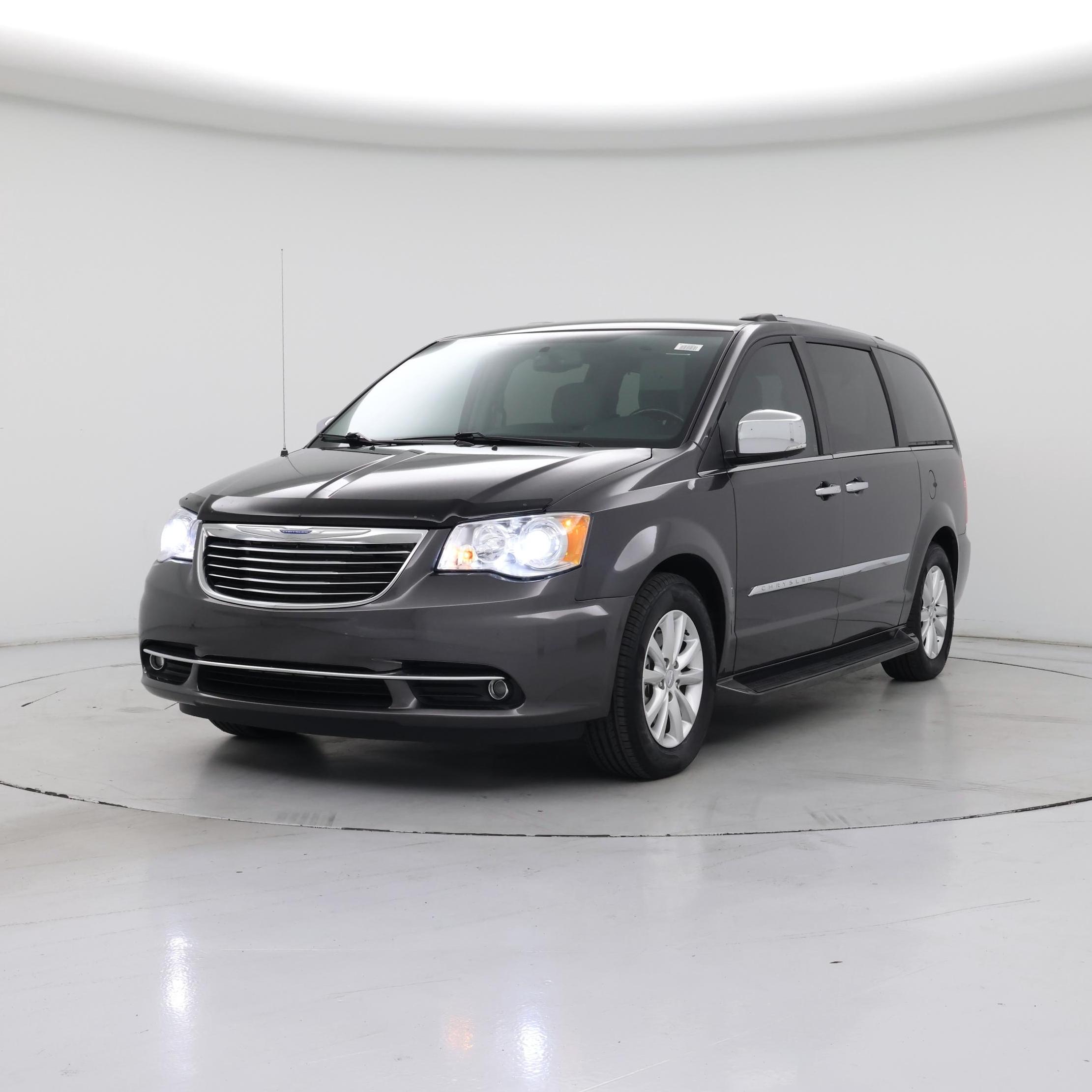 Thumbnail: 2015 Chrysler Town & Country - 4
