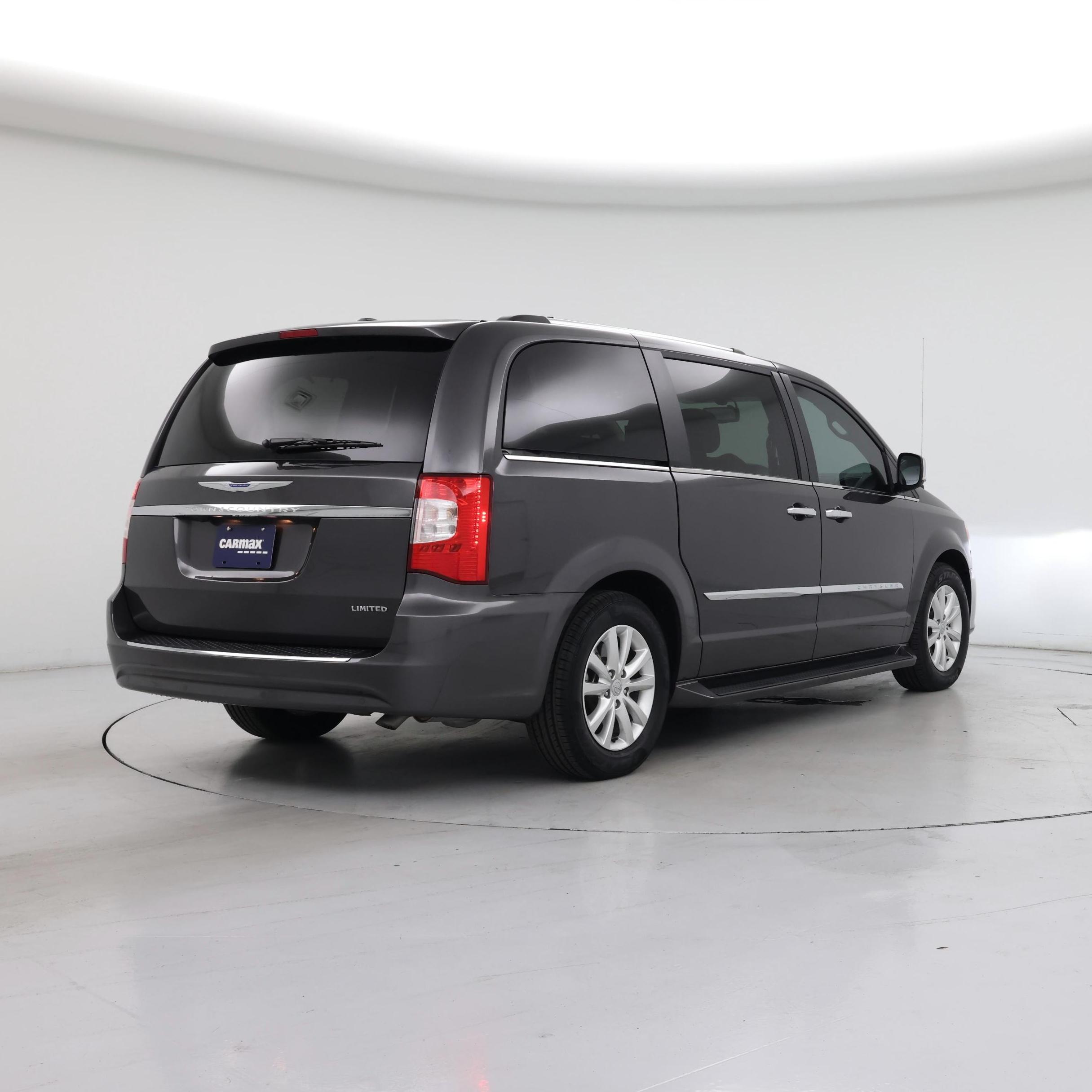 Thumbnail: 2015 Chrysler Town & Country - 8
