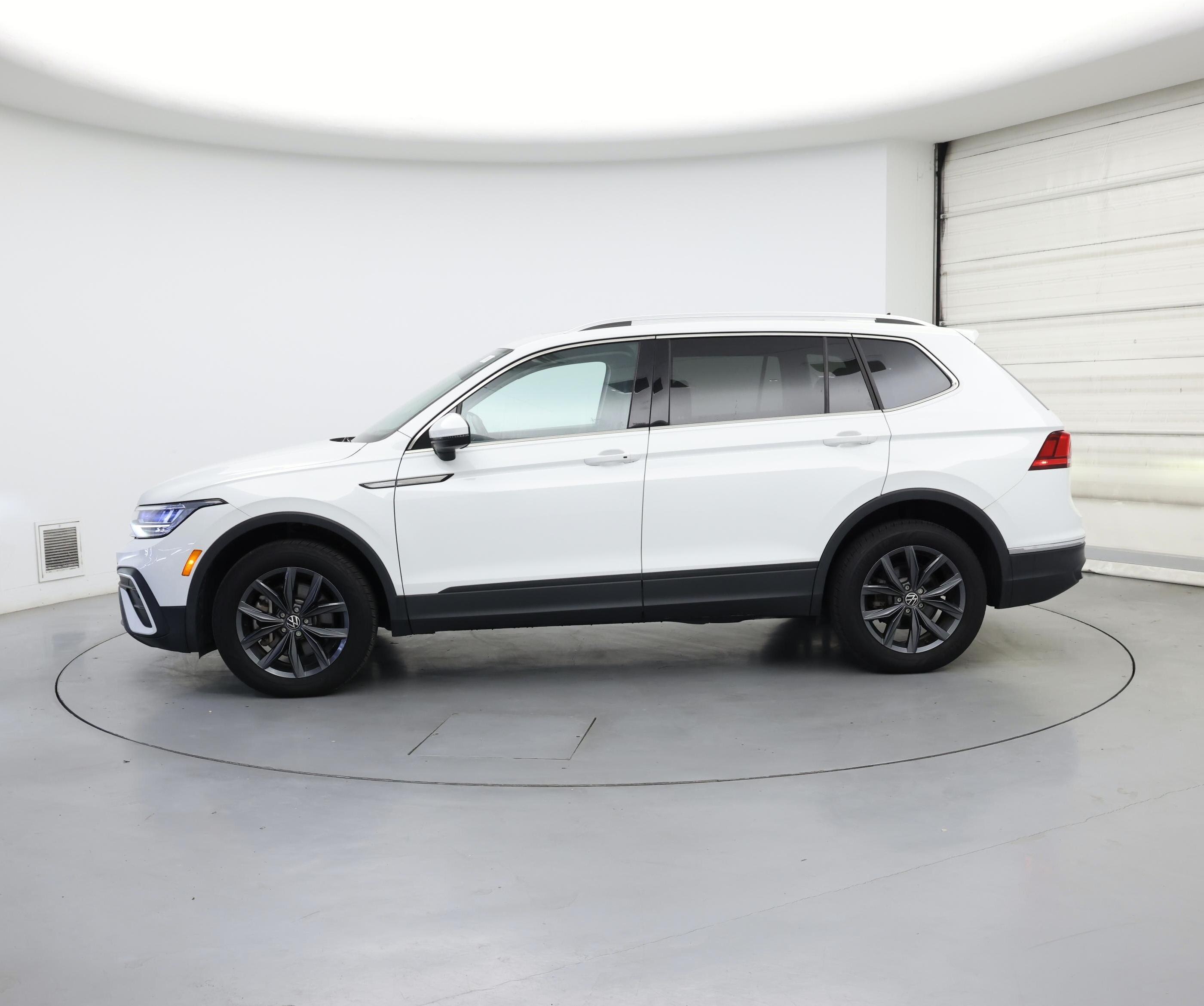Thumbnail: 2022 Volkswagen Tiguan - 3