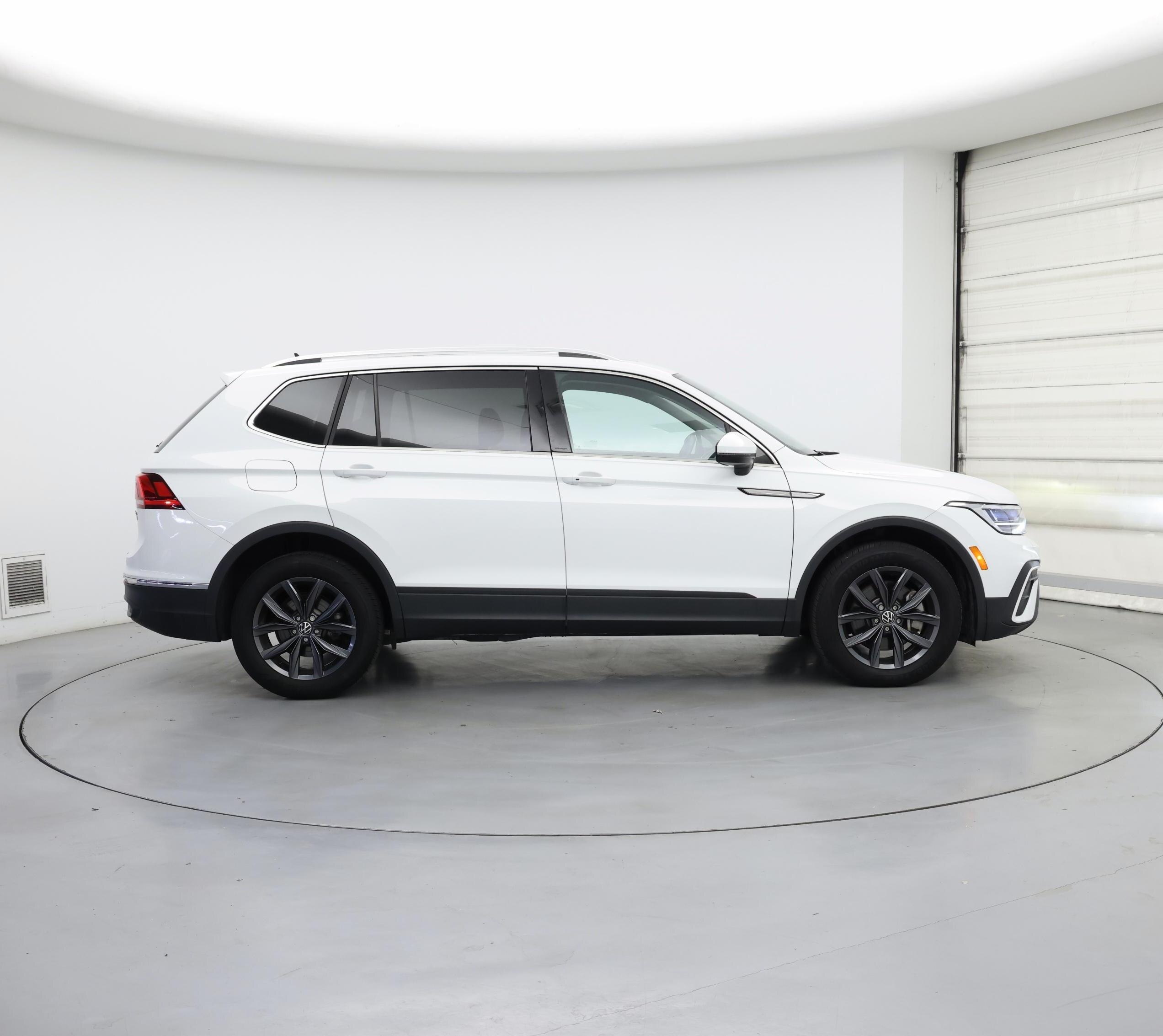 Thumbnail: 2022 Volkswagen Tiguan - 7