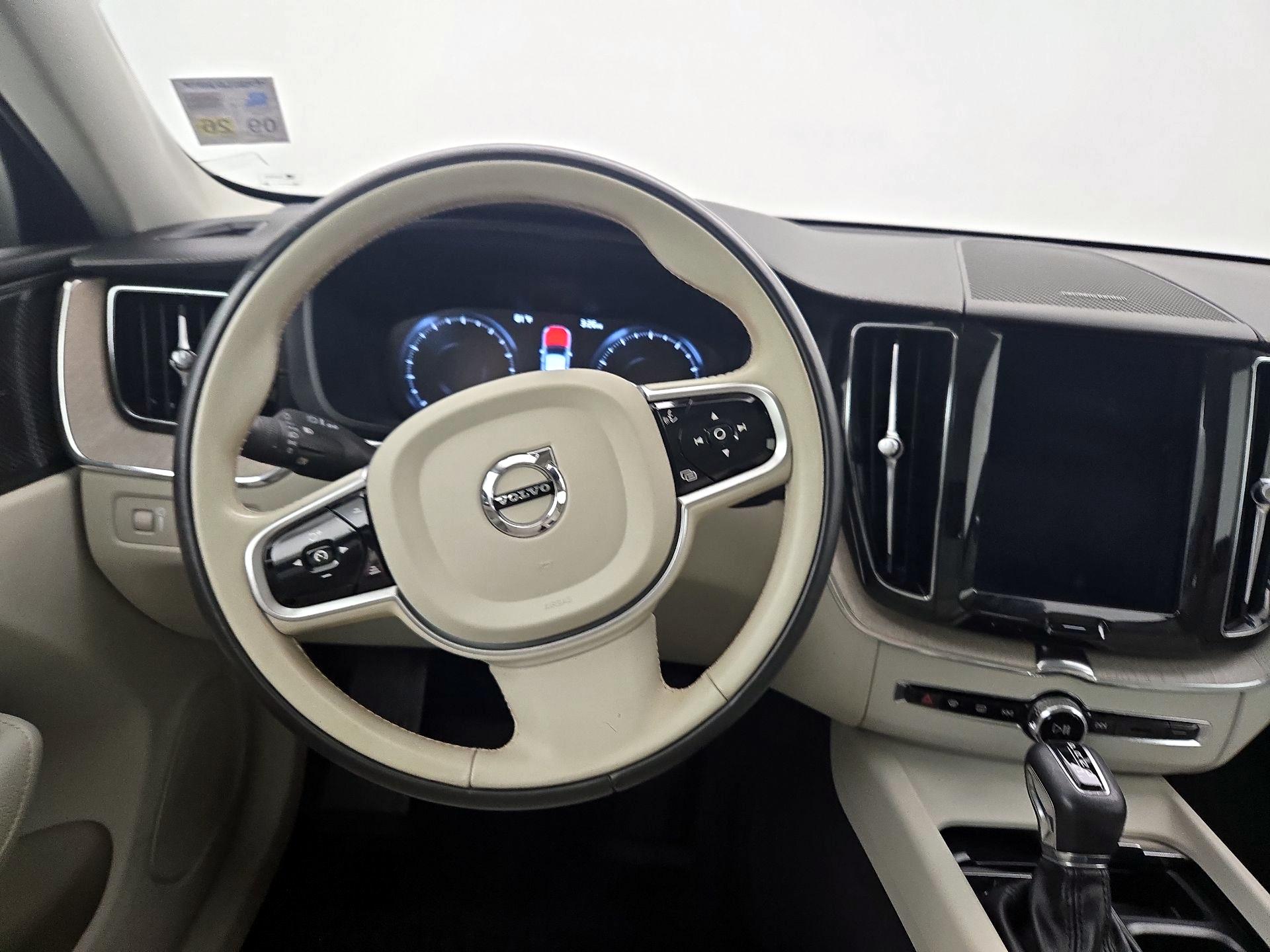 Thumbnail: 2020 Volvo XC60 - 10