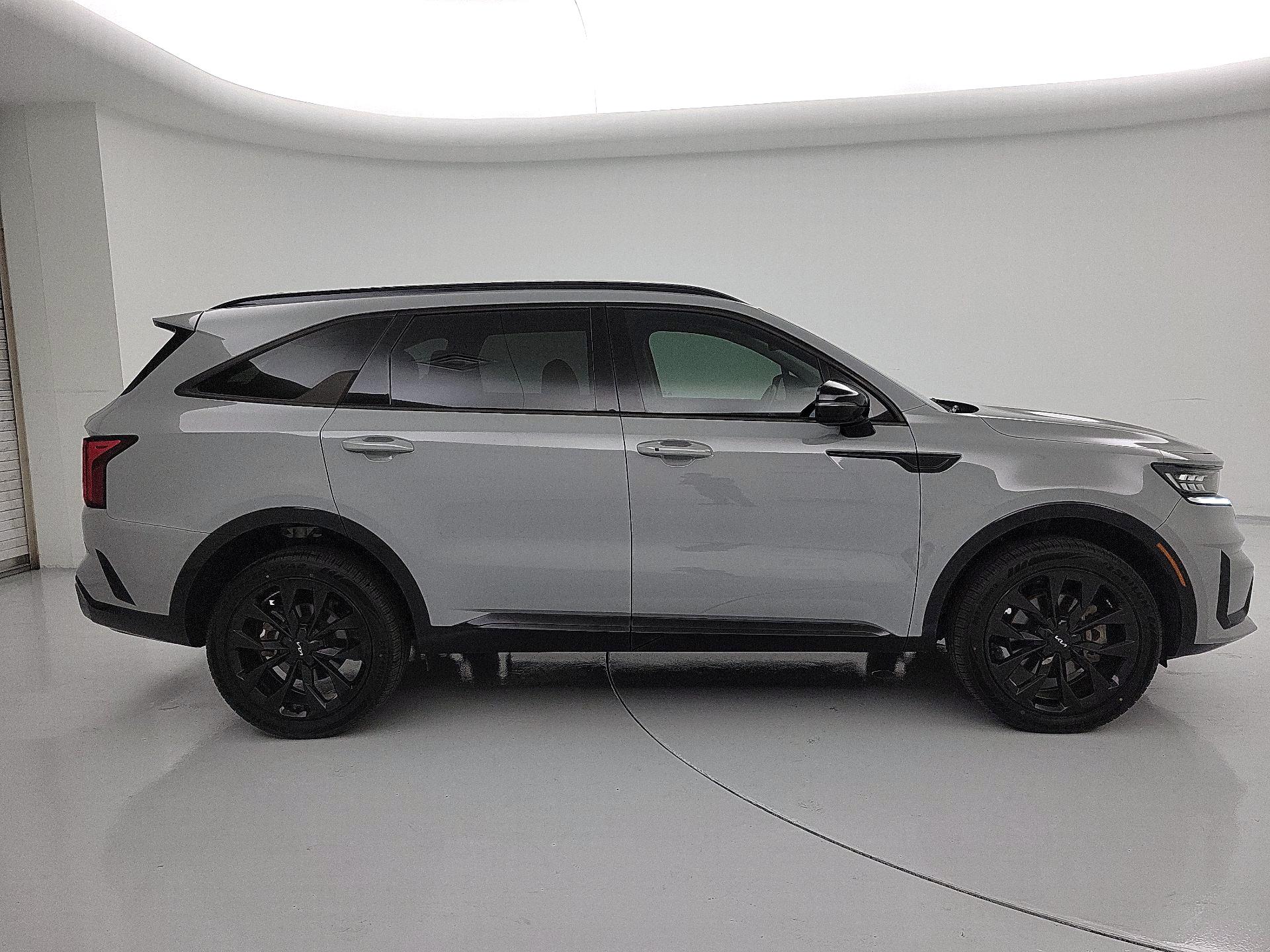 Thumbnail: 2023 Kia Sorento - 4