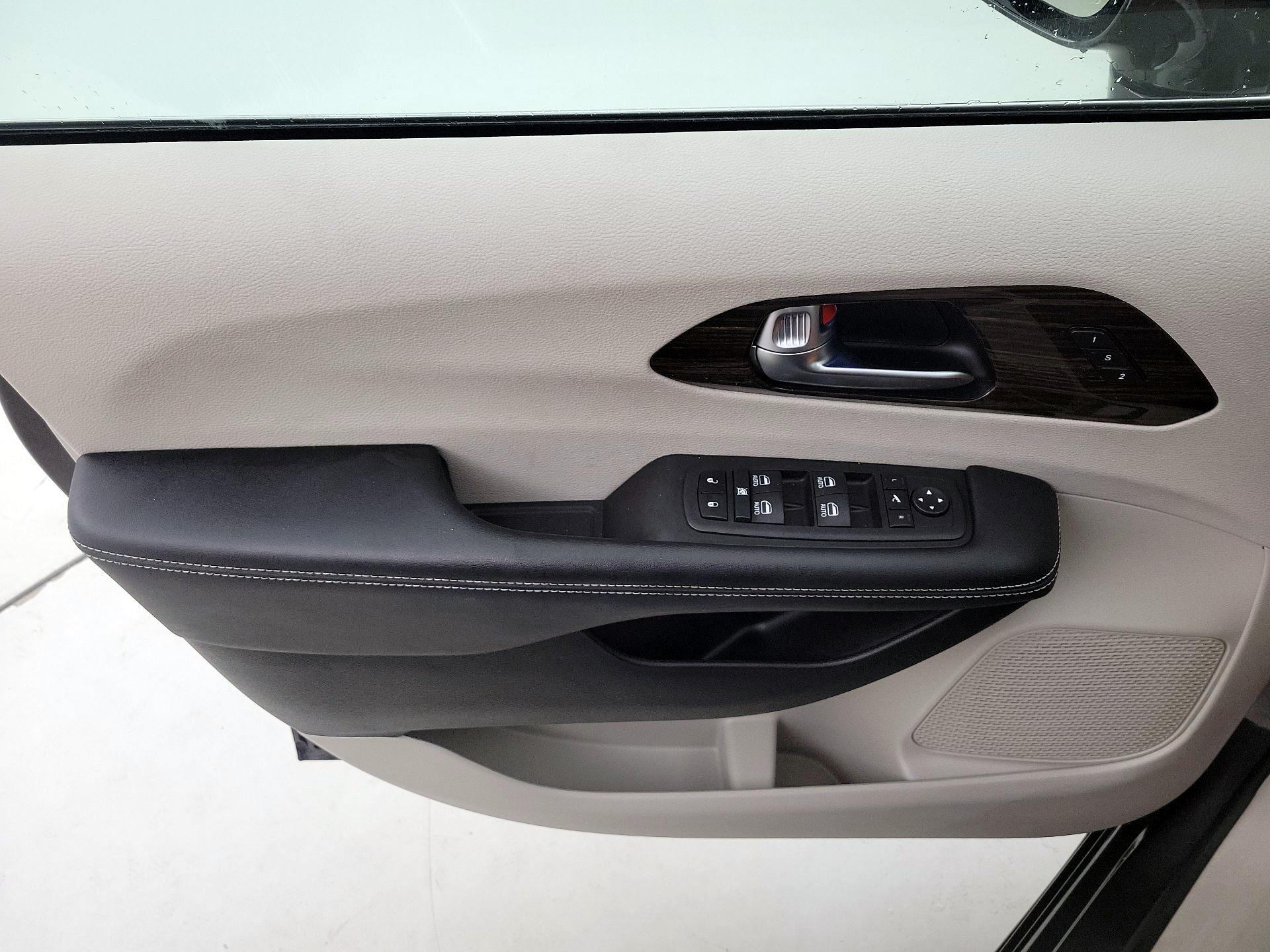 Thumbnail: 2023 Chrysler Pacifica - 12
