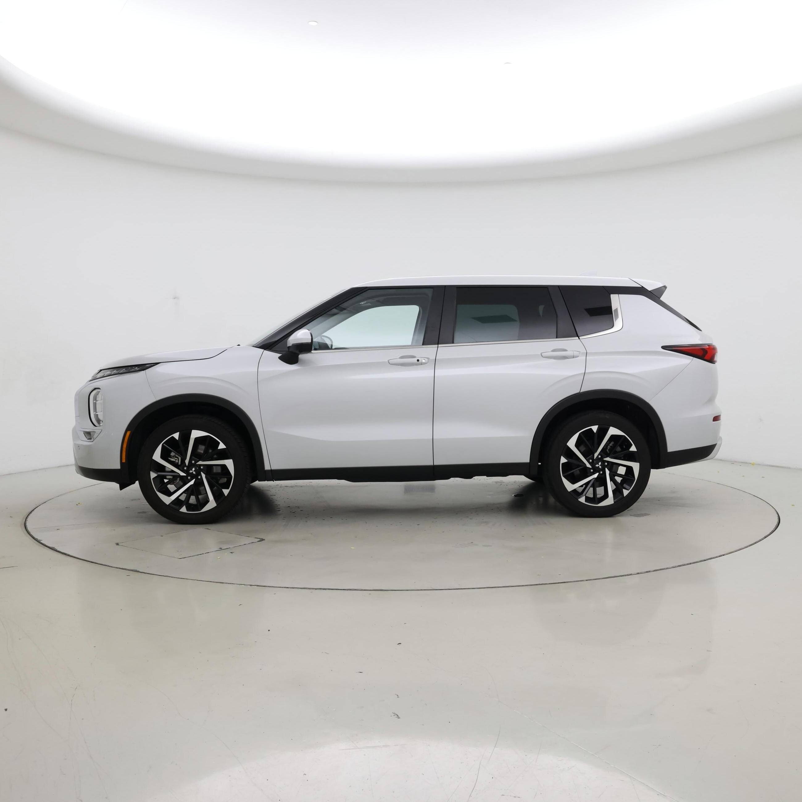 Thumbnail: 2022 Mitsubishi Outlander - 3