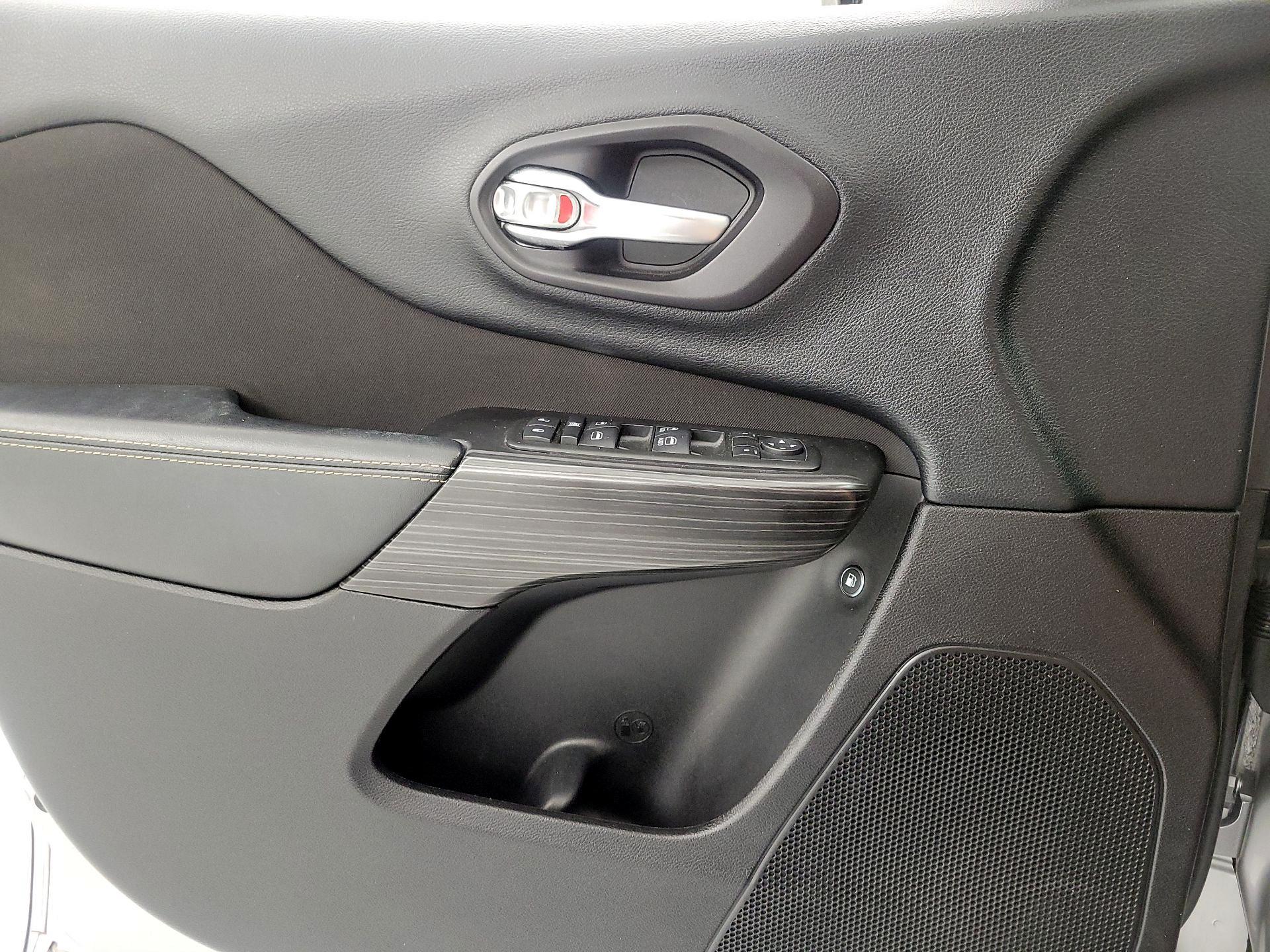 Thumbnail: 2014 Jeep Cherokee - 12