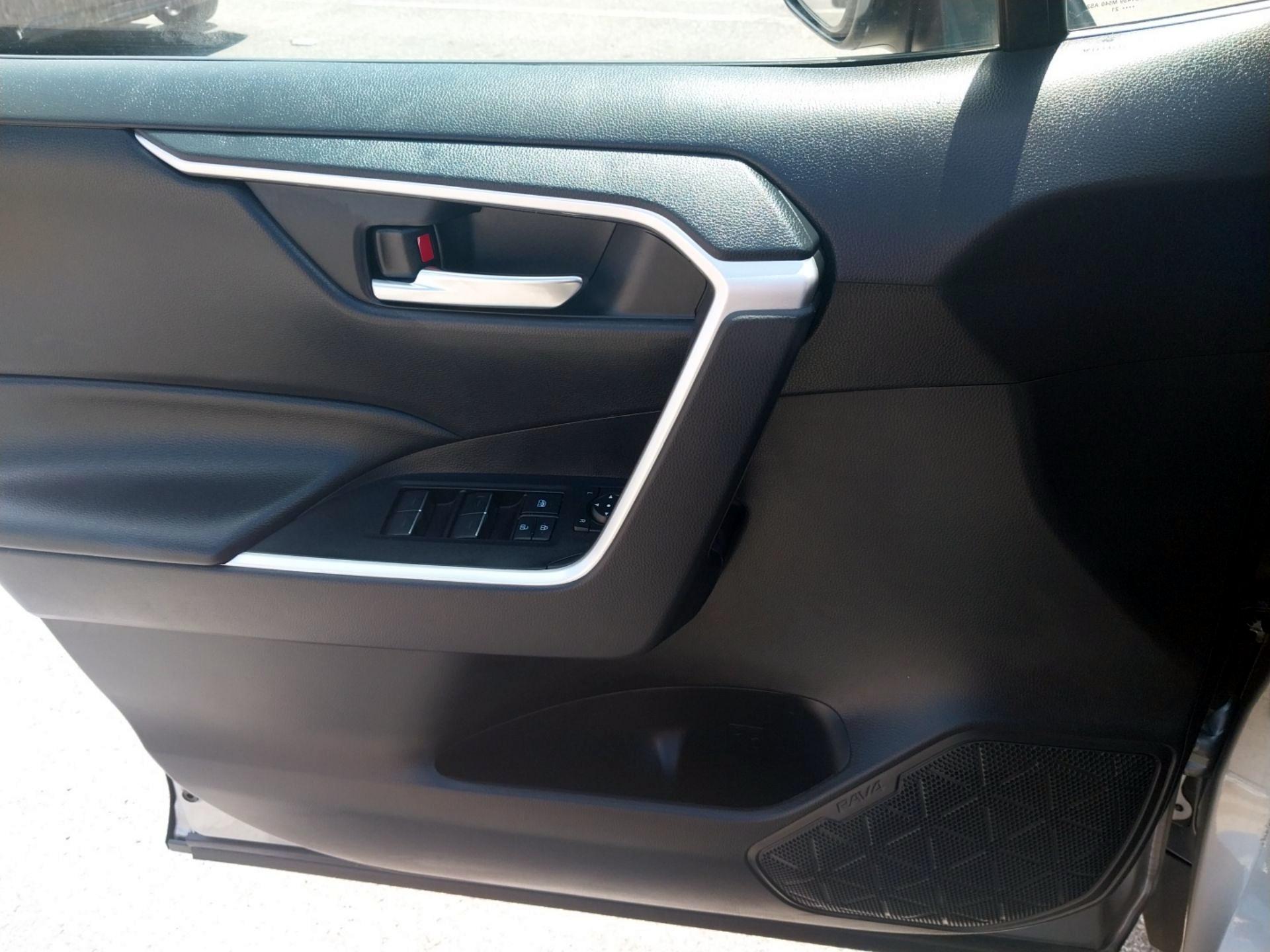 Thumbnail: 2022 Toyota RAV4 - 10