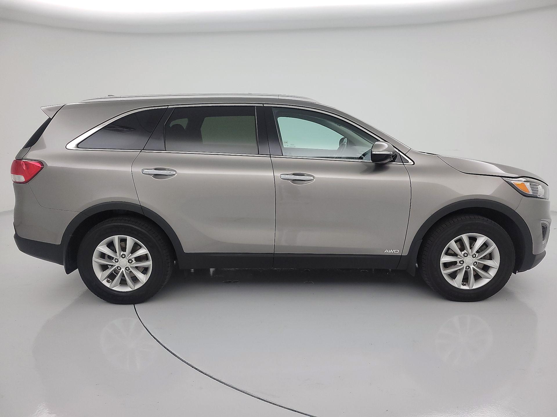 Thumbnail: 2017 Kia Sorento - 4