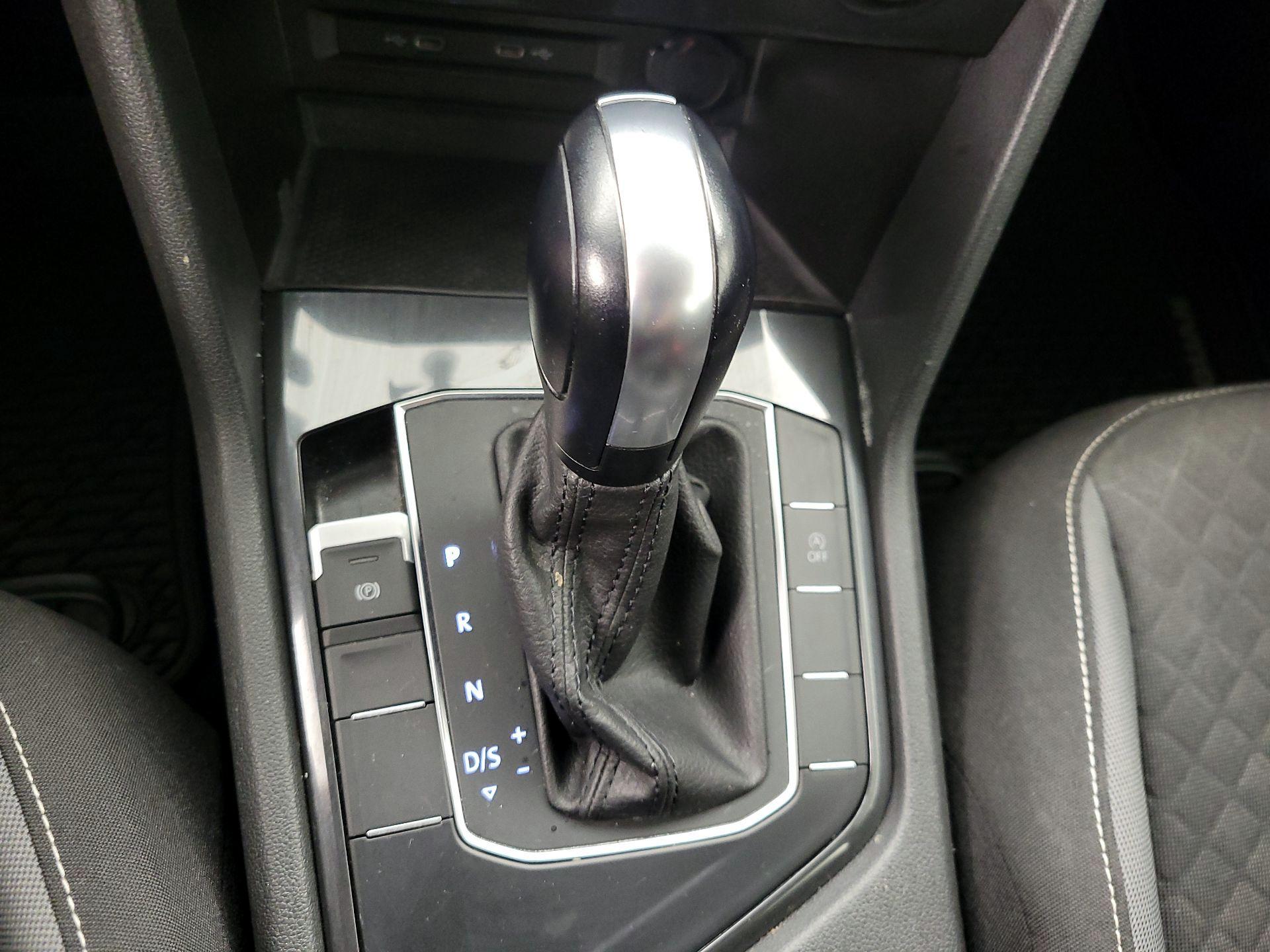 Thumbnail: 2021 Volkswagen Tiguan - 17
