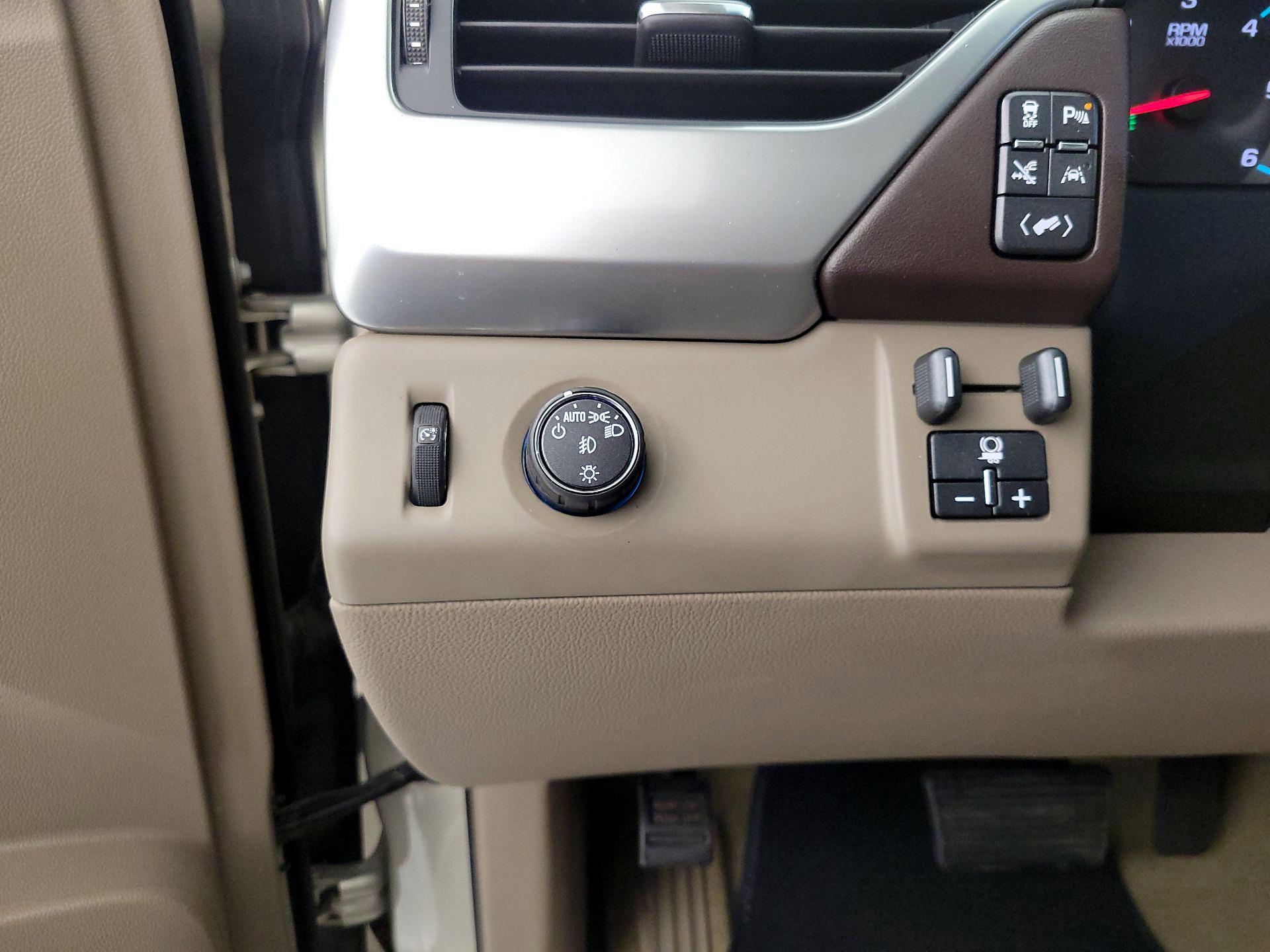 Thumbnail: 2016 Chevrolet Suburban - 13