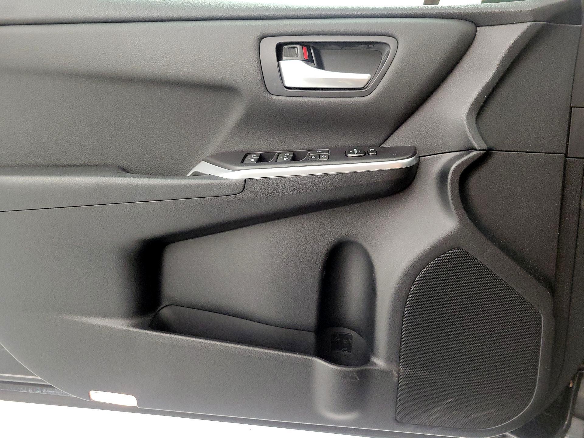 Thumbnail: 2015 Toyota Camry - 10