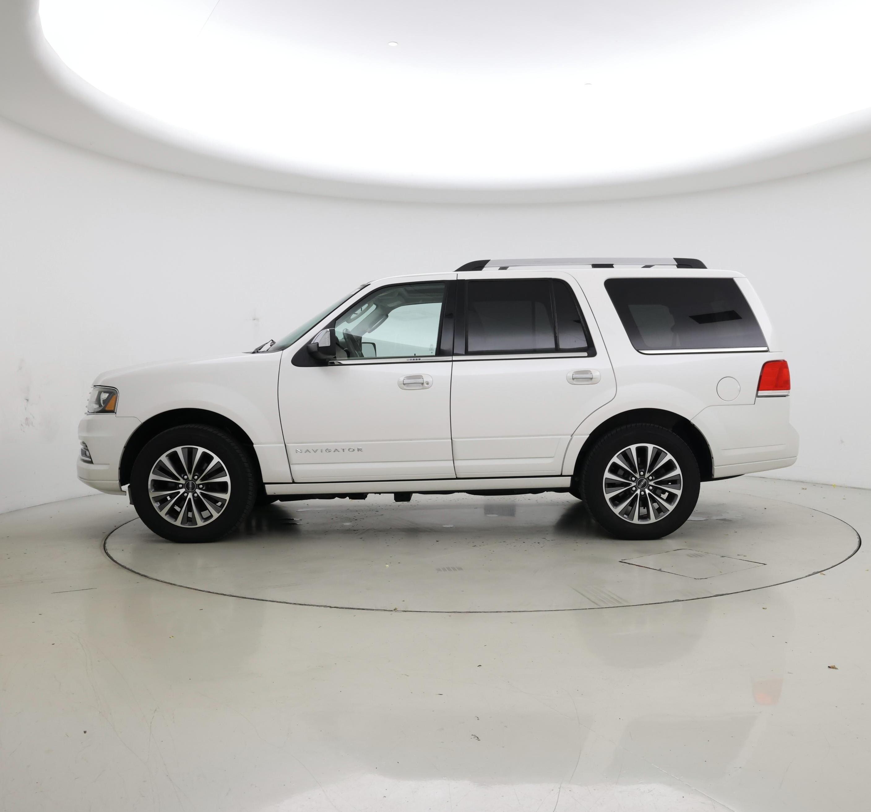 Thumbnail: 2016 Lincoln Navigator - 3