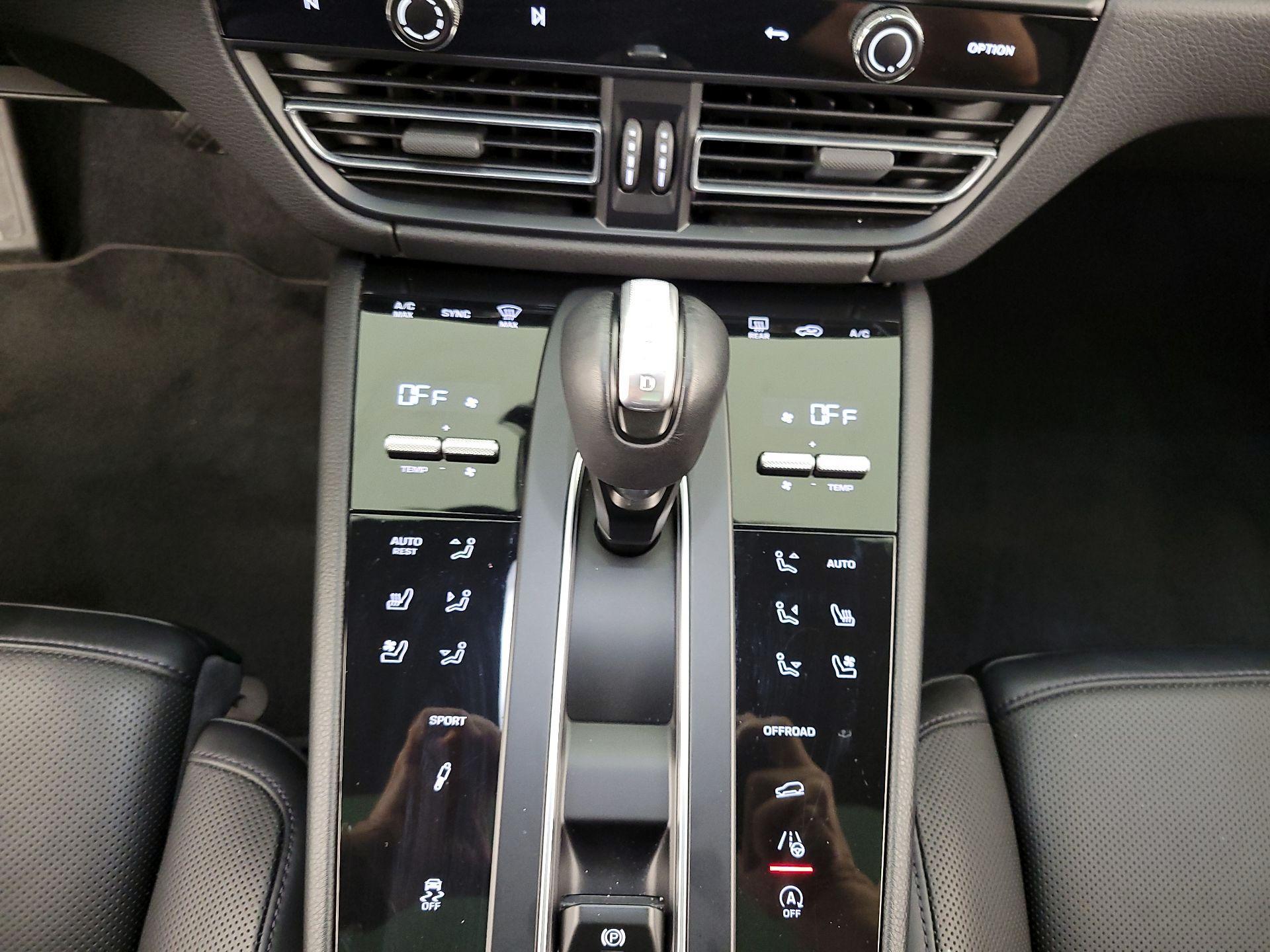 Thumbnail: 2023 Porsche Macan - 18