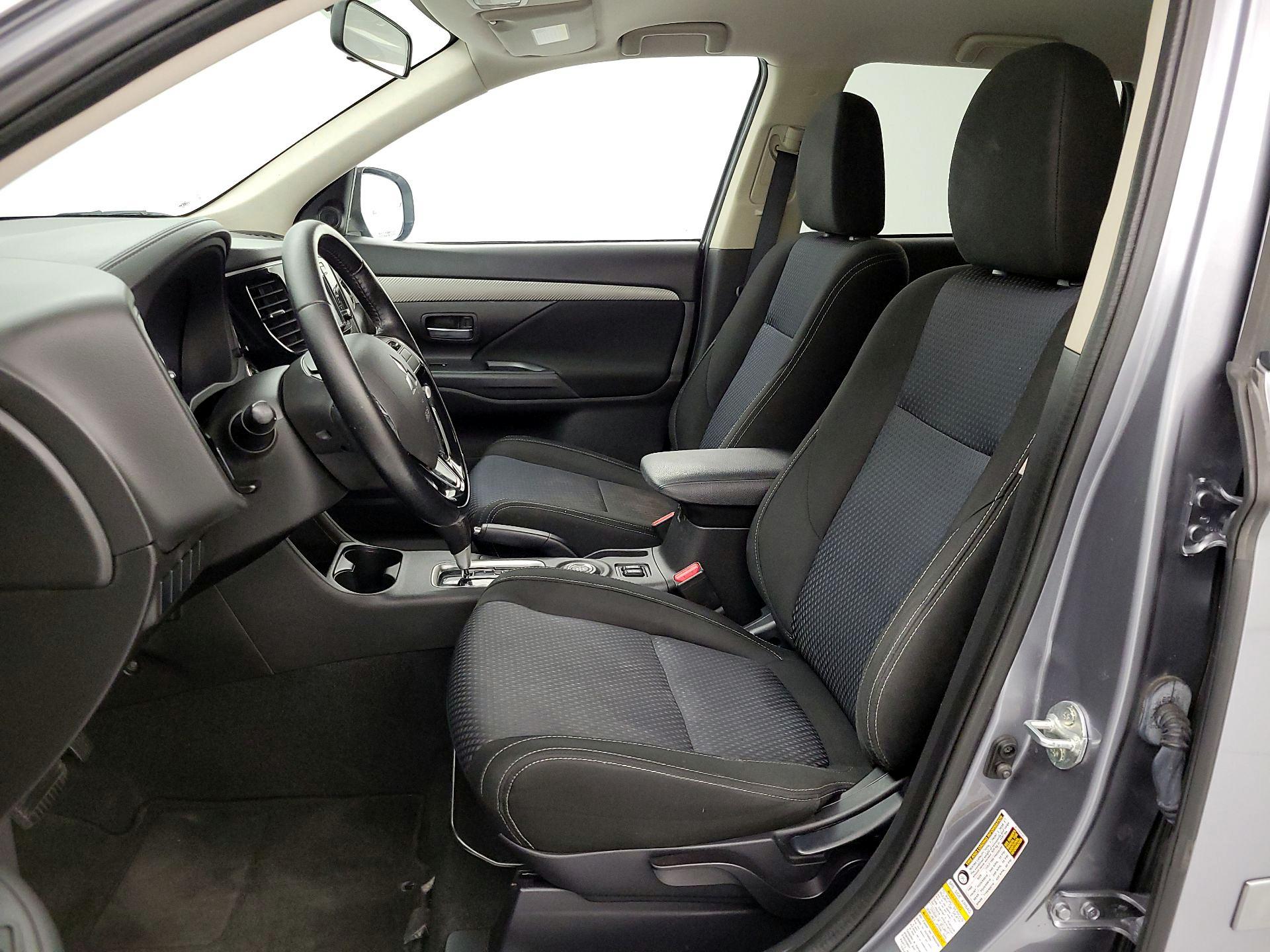 Thumbnail: 2016 Mitsubishi Outlander - 11