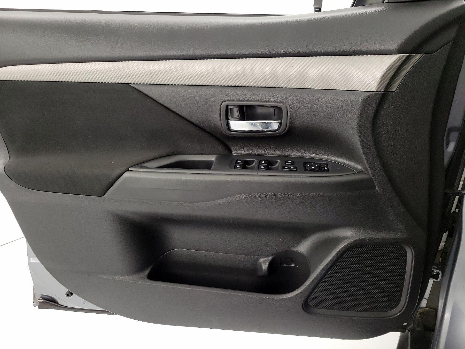 Thumbnail: 2016 Mitsubishi Outlander - 12