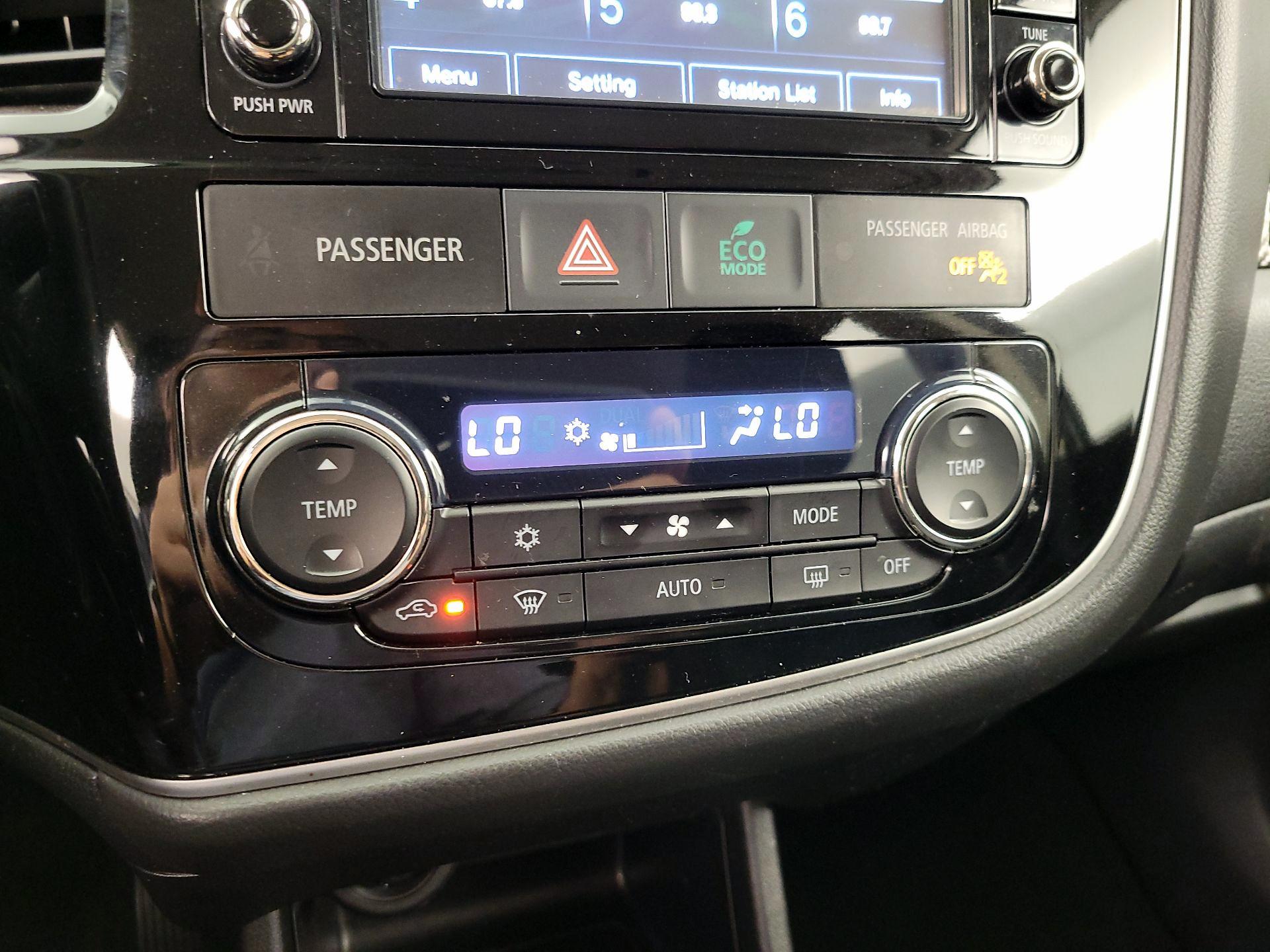Thumbnail: 2016 Mitsubishi Outlander - 16