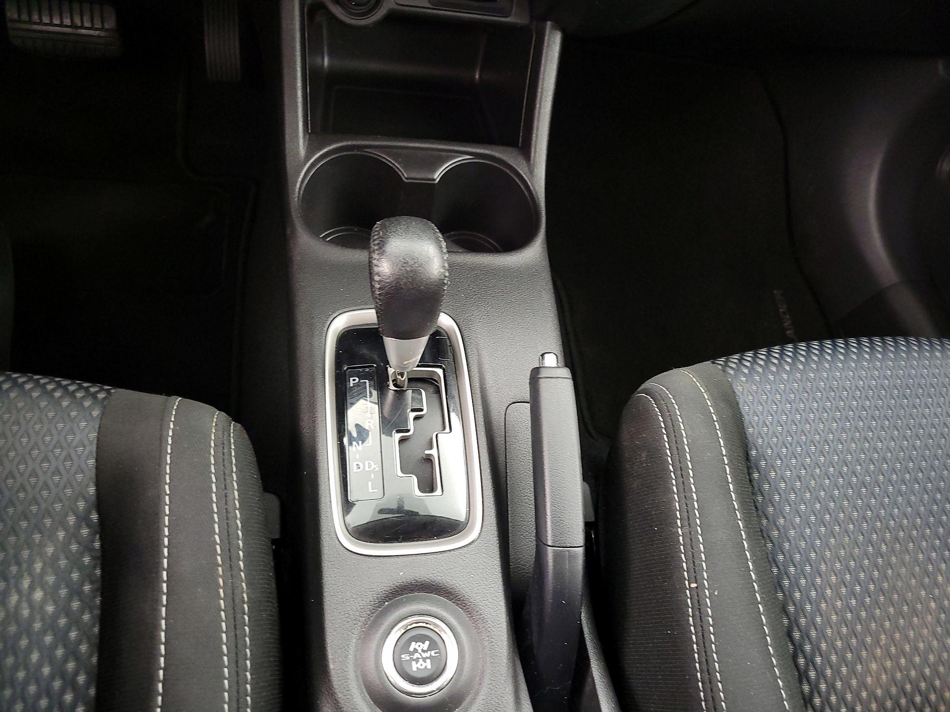 Thumbnail: 2016 Mitsubishi Outlander - 17