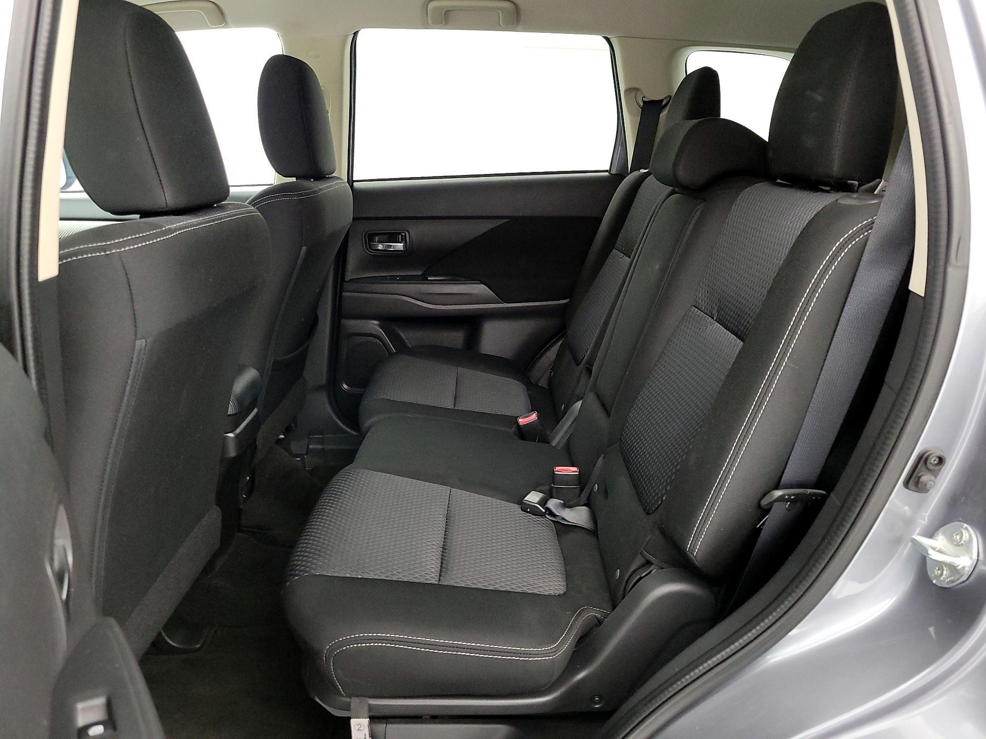 Thumbnail: 2016 Mitsubishi Outlander - 19