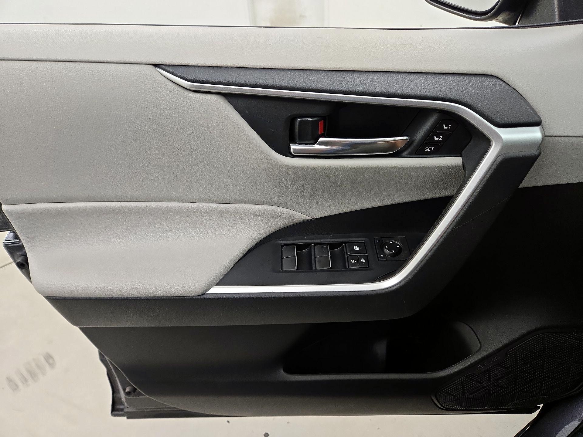 Thumbnail: 2020 Toyota RAV4 - 12