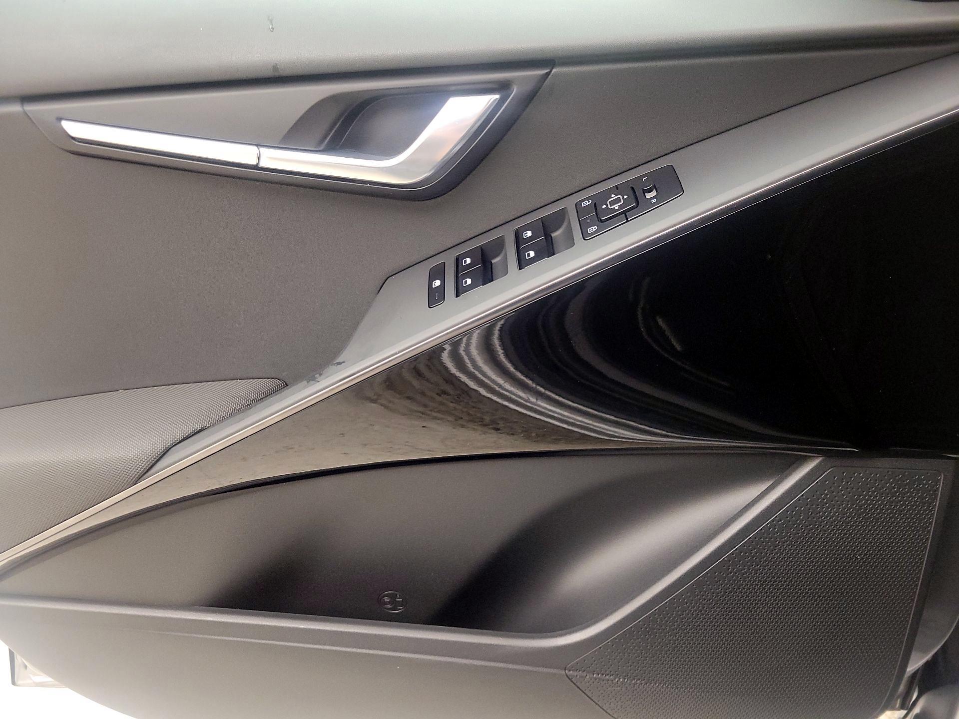 Thumbnail: 2023 Kia Niro - 12