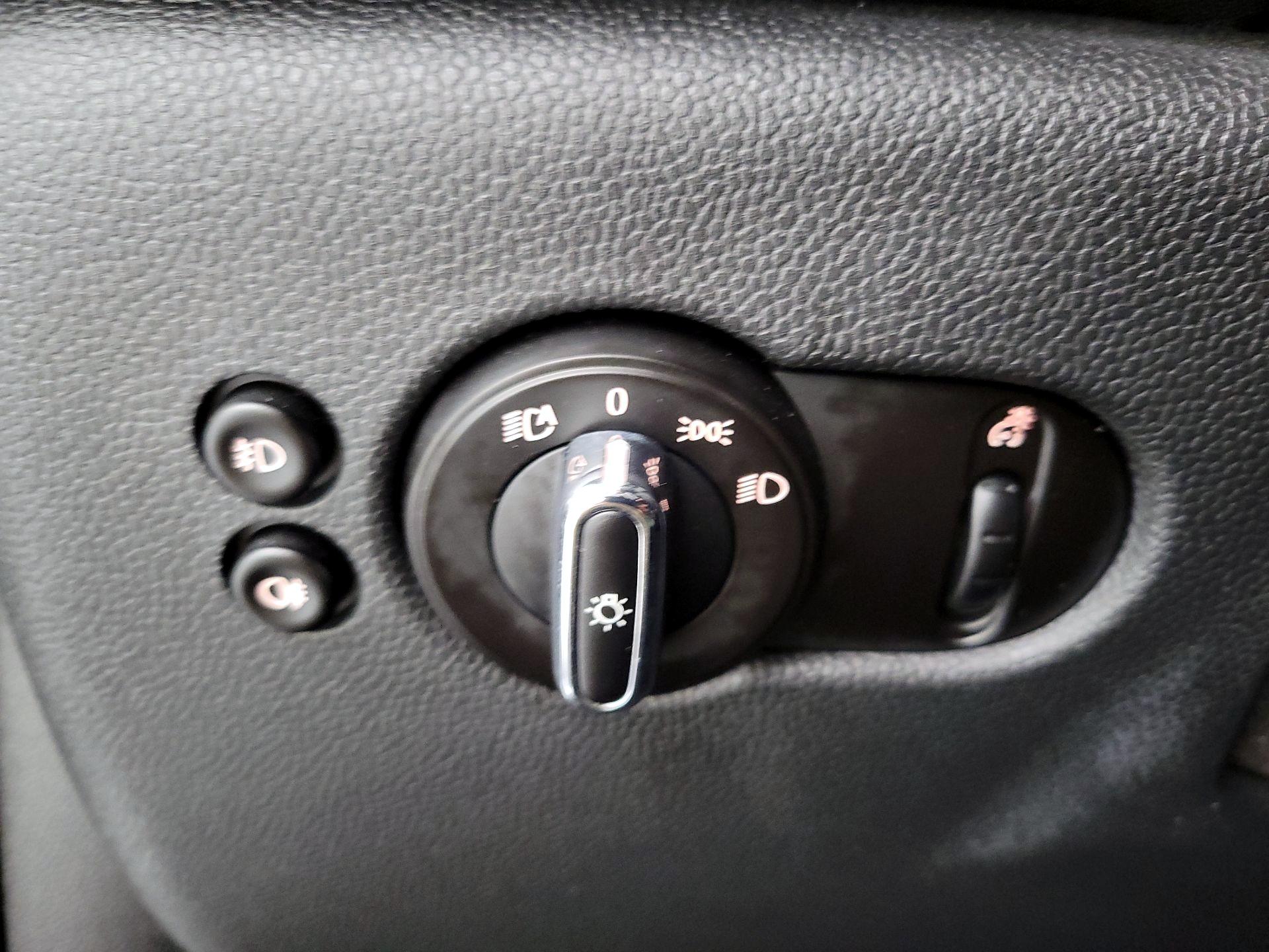 Thumbnail: 2015 MINI Cooper Hardtop - 11