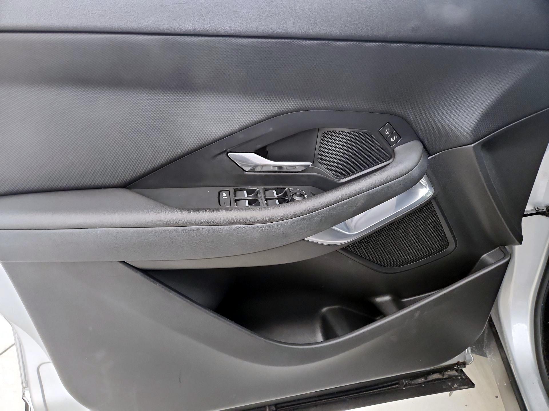 Thumbnail: 2019 Jaguar E-Pace - 12