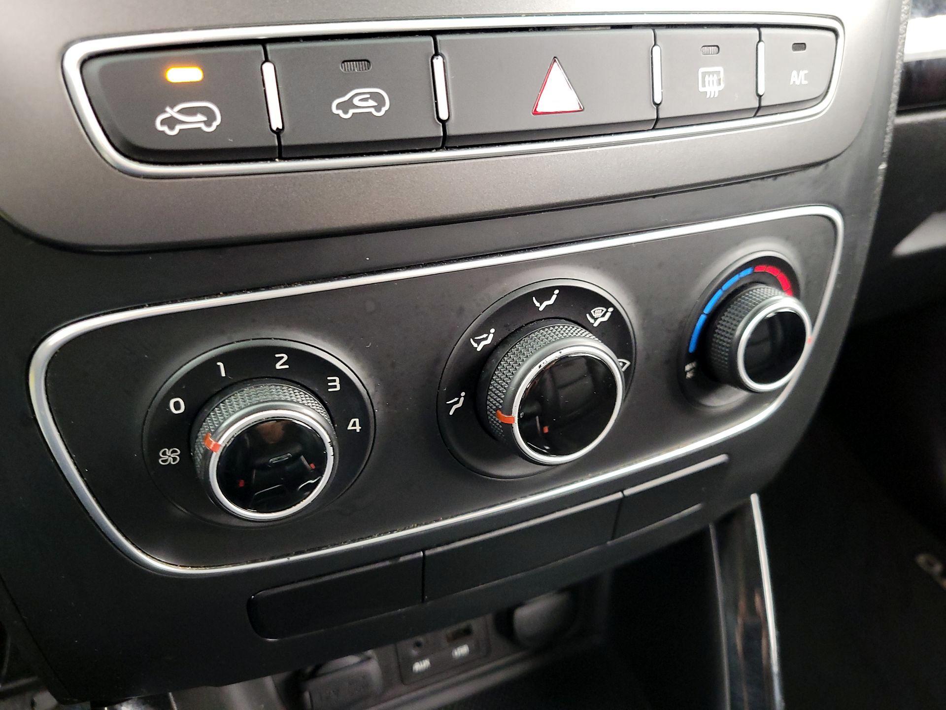 Thumbnail: 2015 Kia Sorento - 15