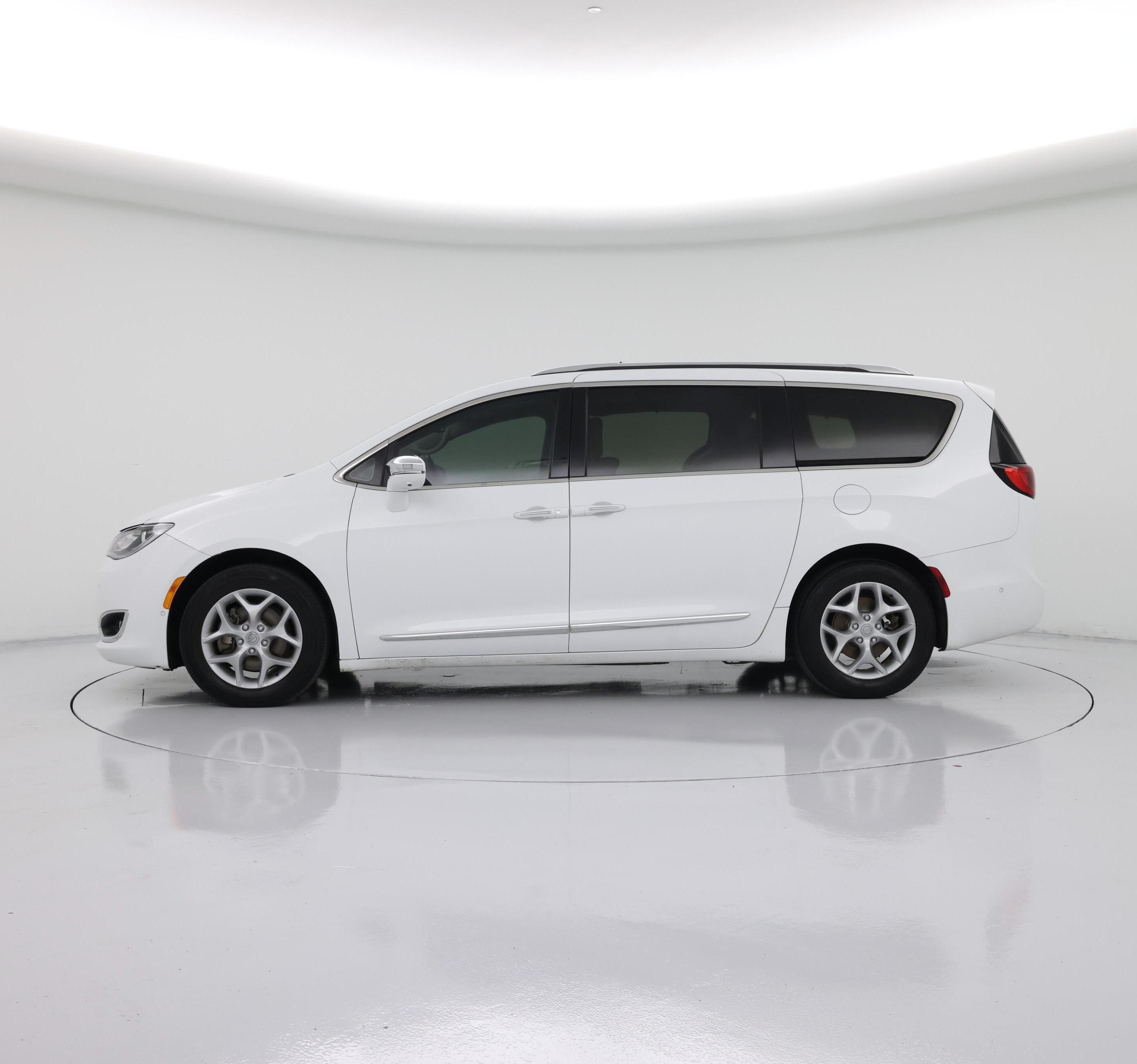 Thumbnail: 2017 Chrysler Pacifica - 3