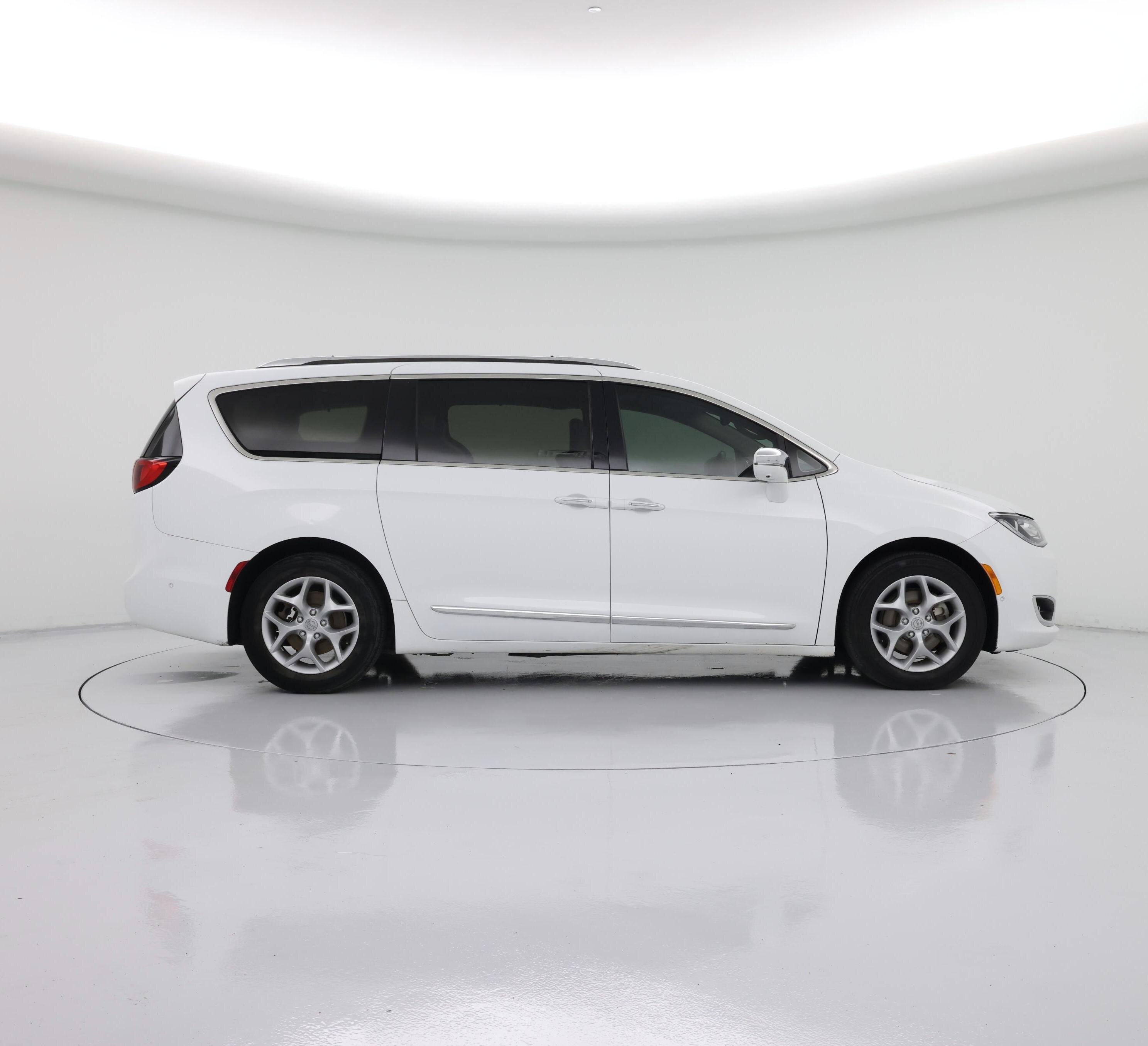 Thumbnail: 2017 Chrysler Pacifica - 7
