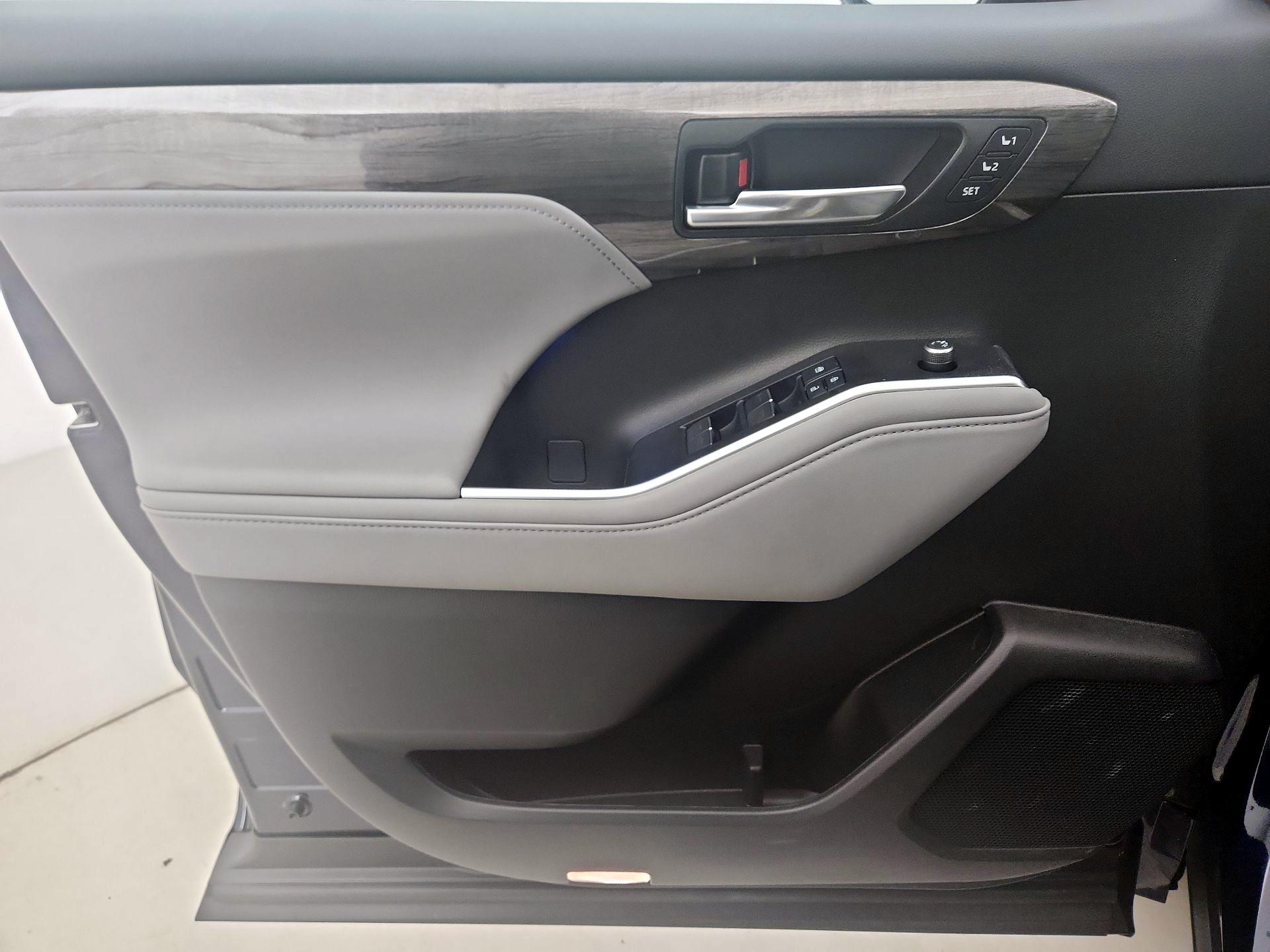 Thumbnail: 2021 Toyota Highlander - 12