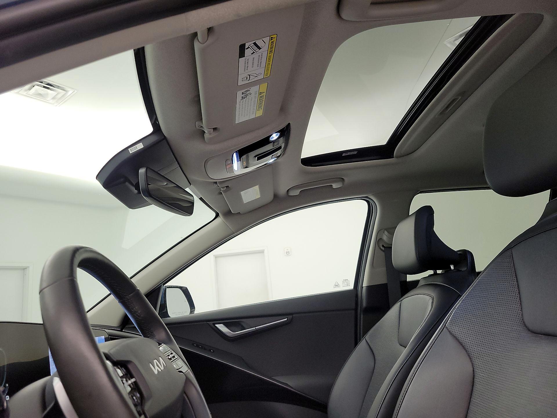 Thumbnail: 2023 Kia Niro - 18