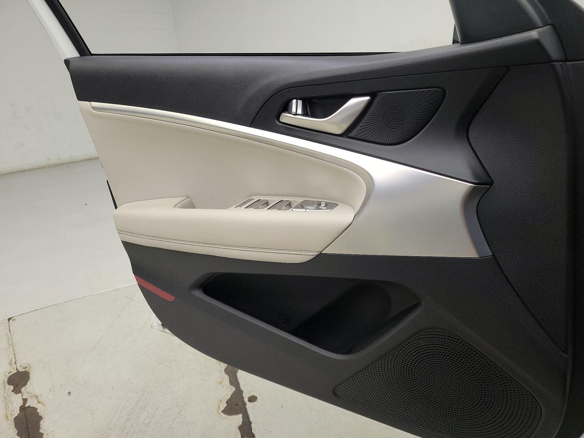 Thumbnail: 2024 Genesis G70 - 12