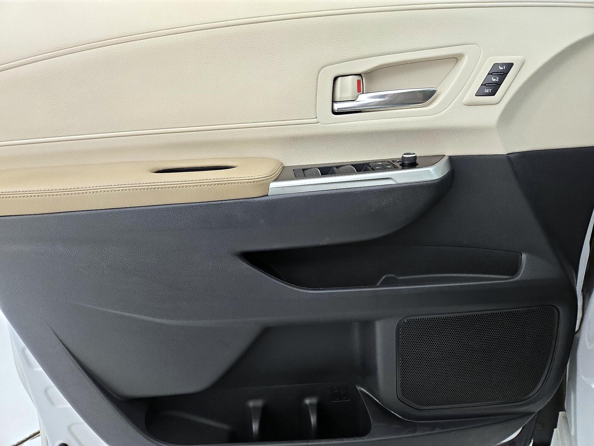 Thumbnail: 2021 Toyota Sienna - 12