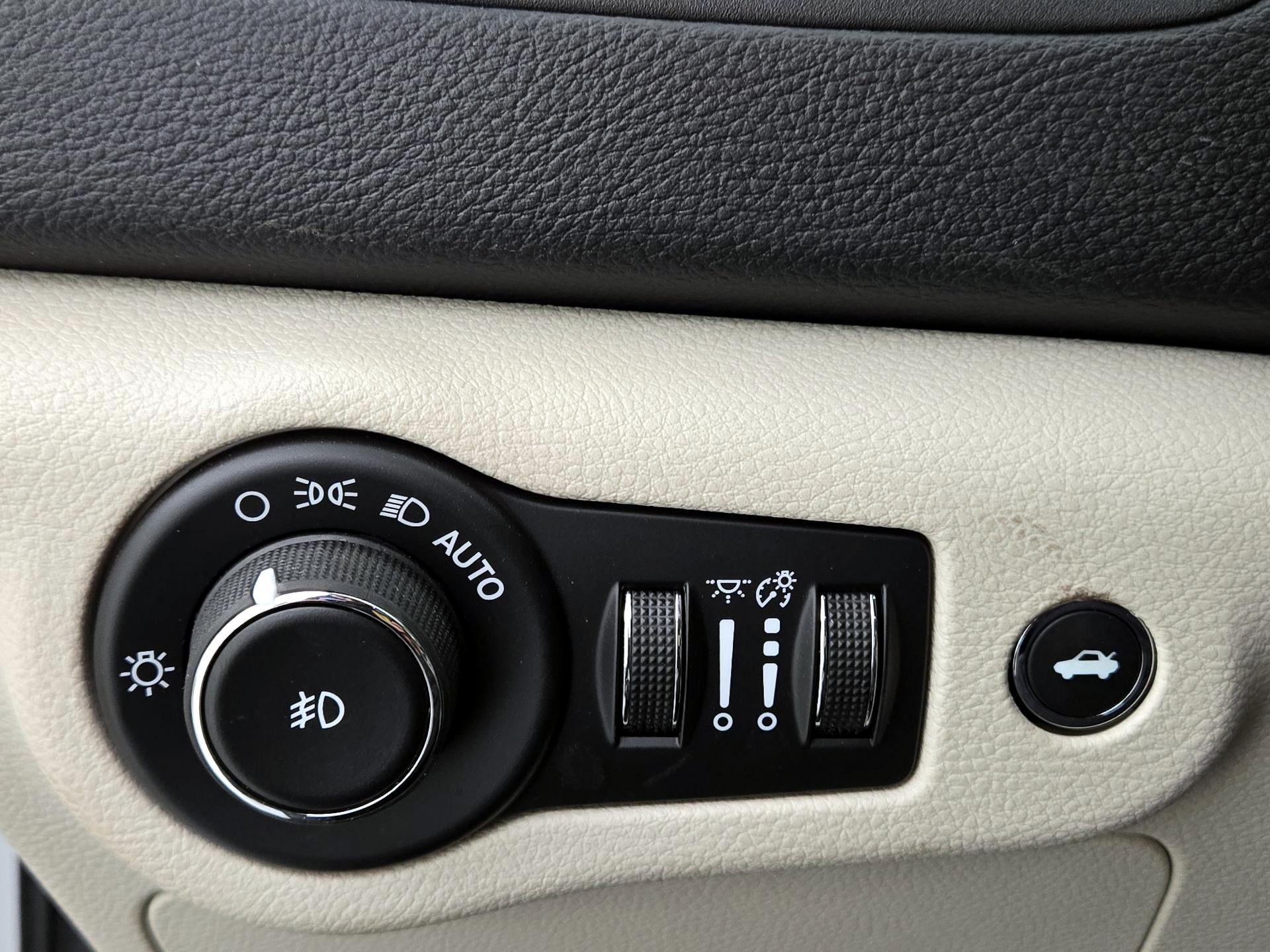 Thumbnail: 2015 Chrysler 200 - 13
