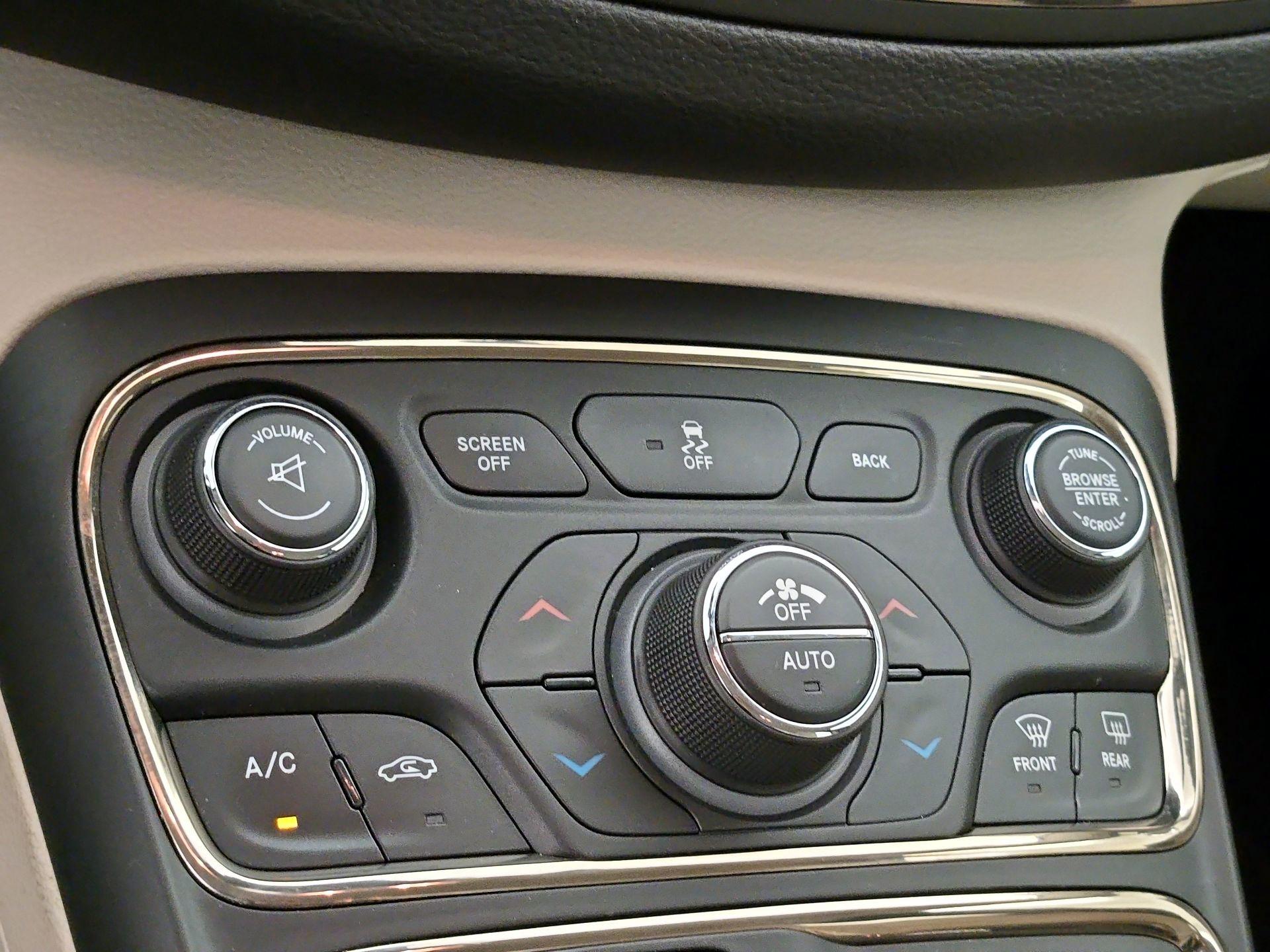 Thumbnail: 2015 Chrysler 200 - 17