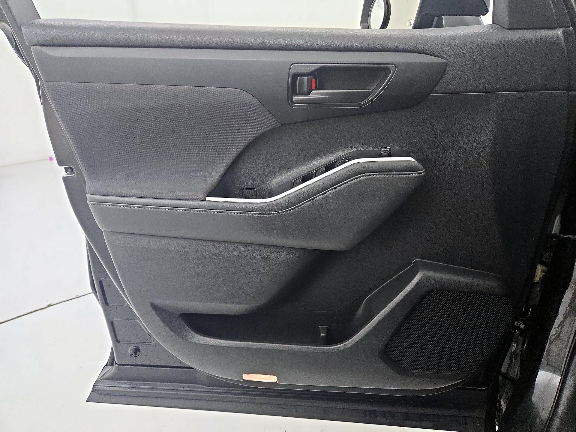 Thumbnail: 2022 Toyota Highlander - 12